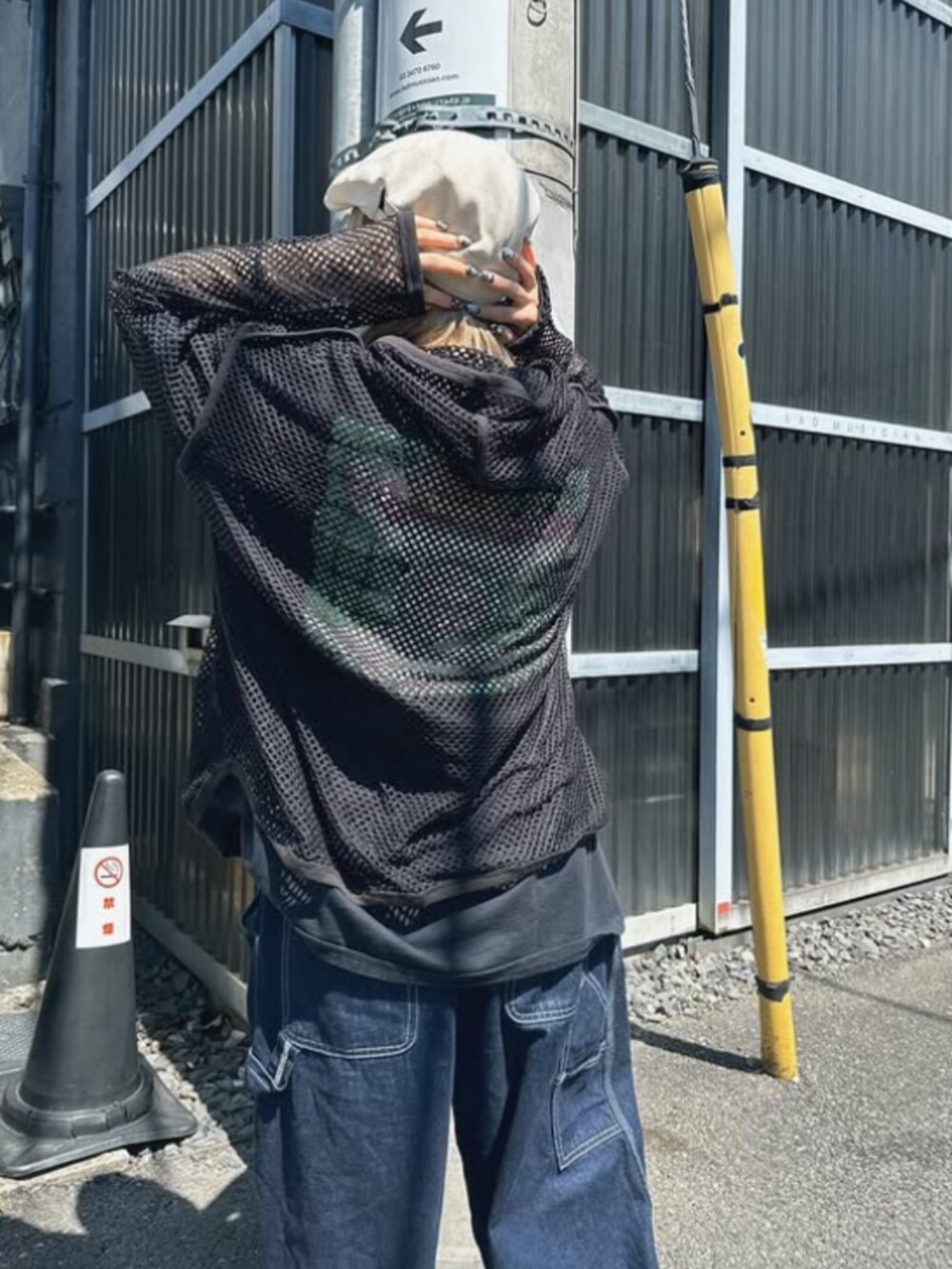 「RNA MEDIA、RNA、スタッフコーデ、25SS春の新作、カジュアル、デニム、古着MIX、ストリート、メンズライク、スポーツミックス、春コーデ、レイヤードスタイル、25SS夏の新作、夏コーデ、休日スタイル」｜「RNAのM2421 アラベスクメガＢＩＧ　Ｔ（Tシャツ/カットソー、ブラック系）」を使った、RNA MEDIA ZOZOTOWN STAFFさん（レディース・151cm）の春コーディネートの2枚目の写真