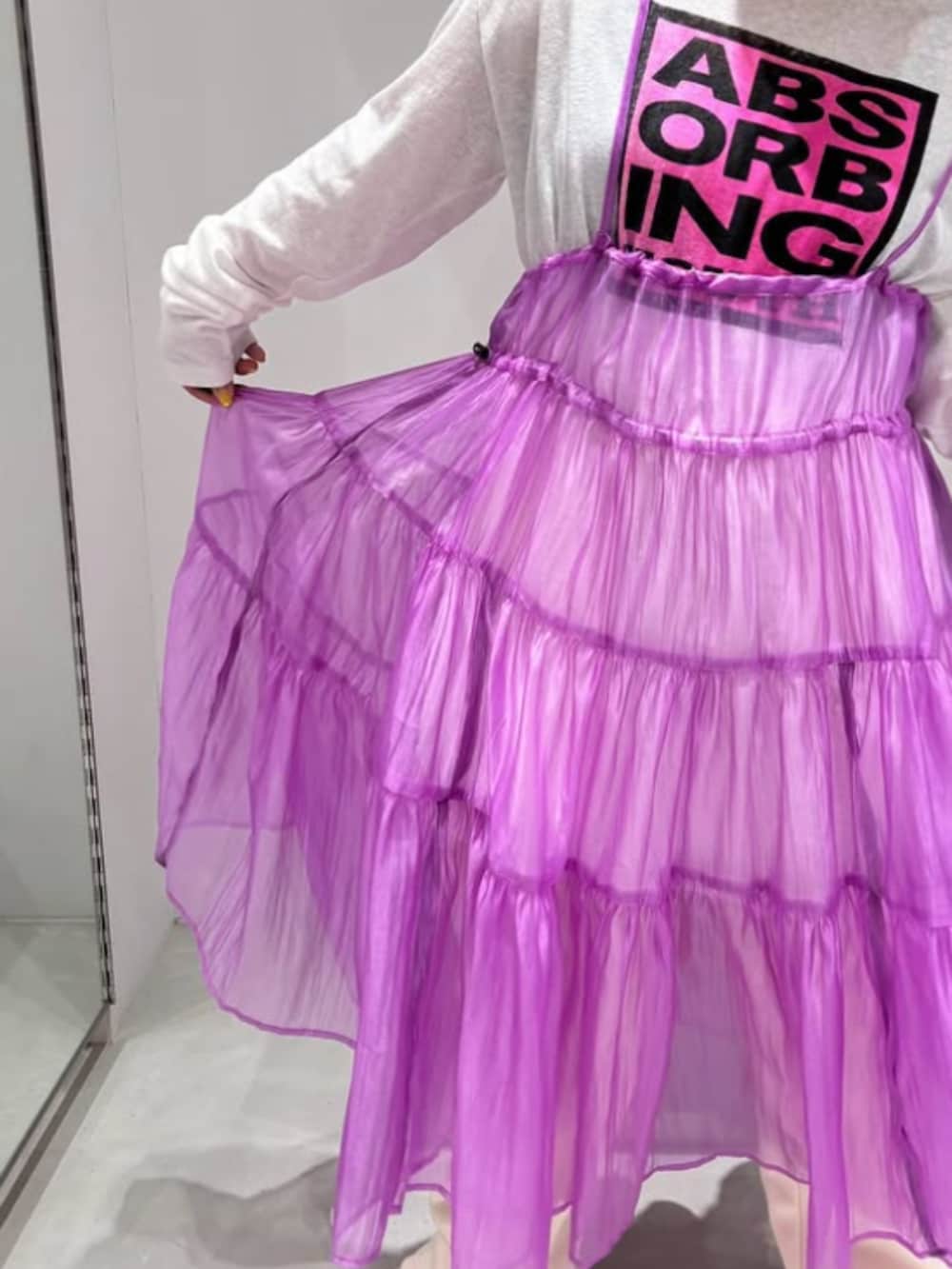 「RNA MEDIA、RNA、スポーツミックス、メンズライク、ストリート、古着MIX、ワンピース、レイヤードスタイル、パンツスタイル、カジュアルガーリー、大人ガーリー、オトナカワイイ、大人女子、春服、オトナカジュアル」｜「RNAのM2388 スクエアロゴロングロンＴ（Tシャツ/カットソー、ホワイト系）」を使った、RNA MEDIA ZOZOTOWN STAFFさん（レディース・153cm）の春コーディネートの2枚目の写真