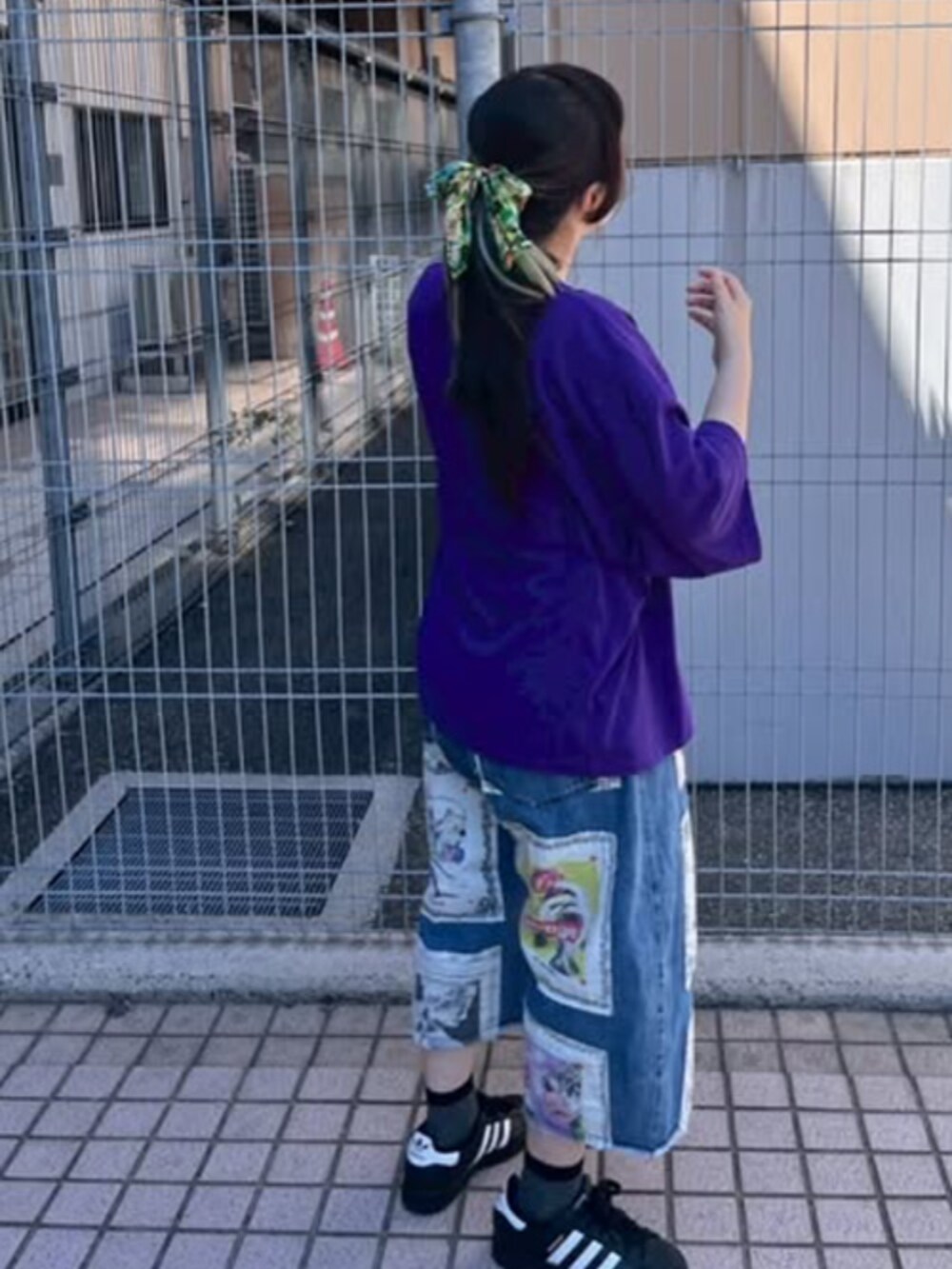 ブルー系のデニムパンツ、パープル系のTシャツ/カットソーを着用したレディースの秋コーディネートの2枚目の写真