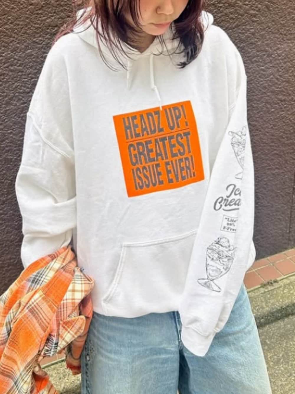 ブルー系のデニムパンツ、ホワイト系のパーカーを着用したレディースの秋コーディネートの3枚目の写真