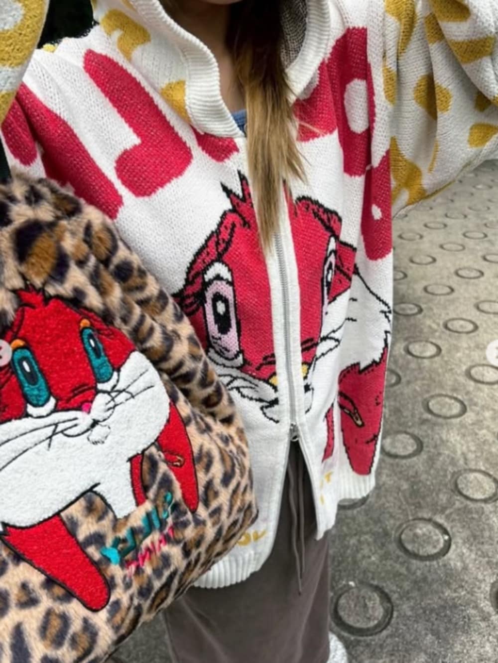 ブラウン系のスカート、ホワイト系のスウェットを着用したレディースの秋コーディネートの2枚目の写真