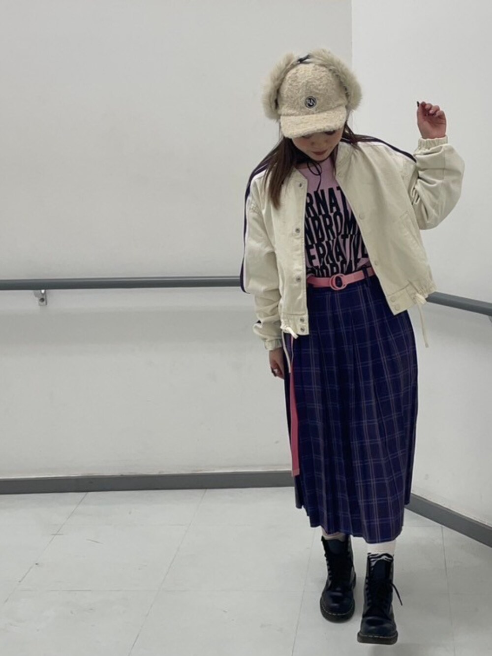 パープル系のスカート、ホワイト系のノーカラージャケット、ピンク系のTシャツ/カットソーを着用したレディースの冬コーディネートの3枚目の写真