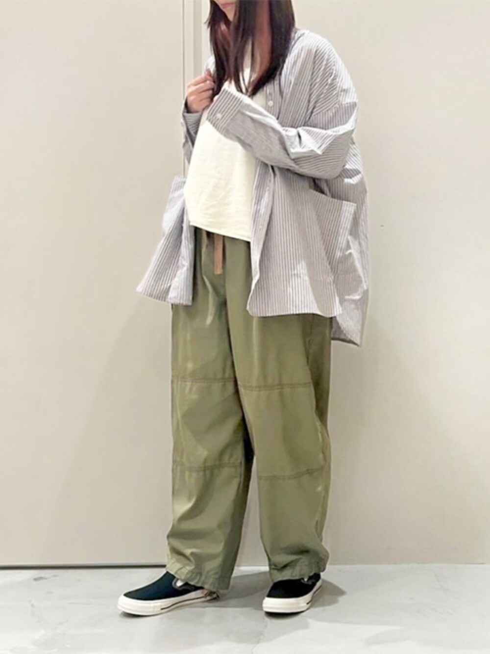 ベージュ系のシャツ/ブラウス、ホワイト系のTシャツ/カットソー、グリーン系のその他パンツを着用したレディースの秋コーディネートの2枚目の写真