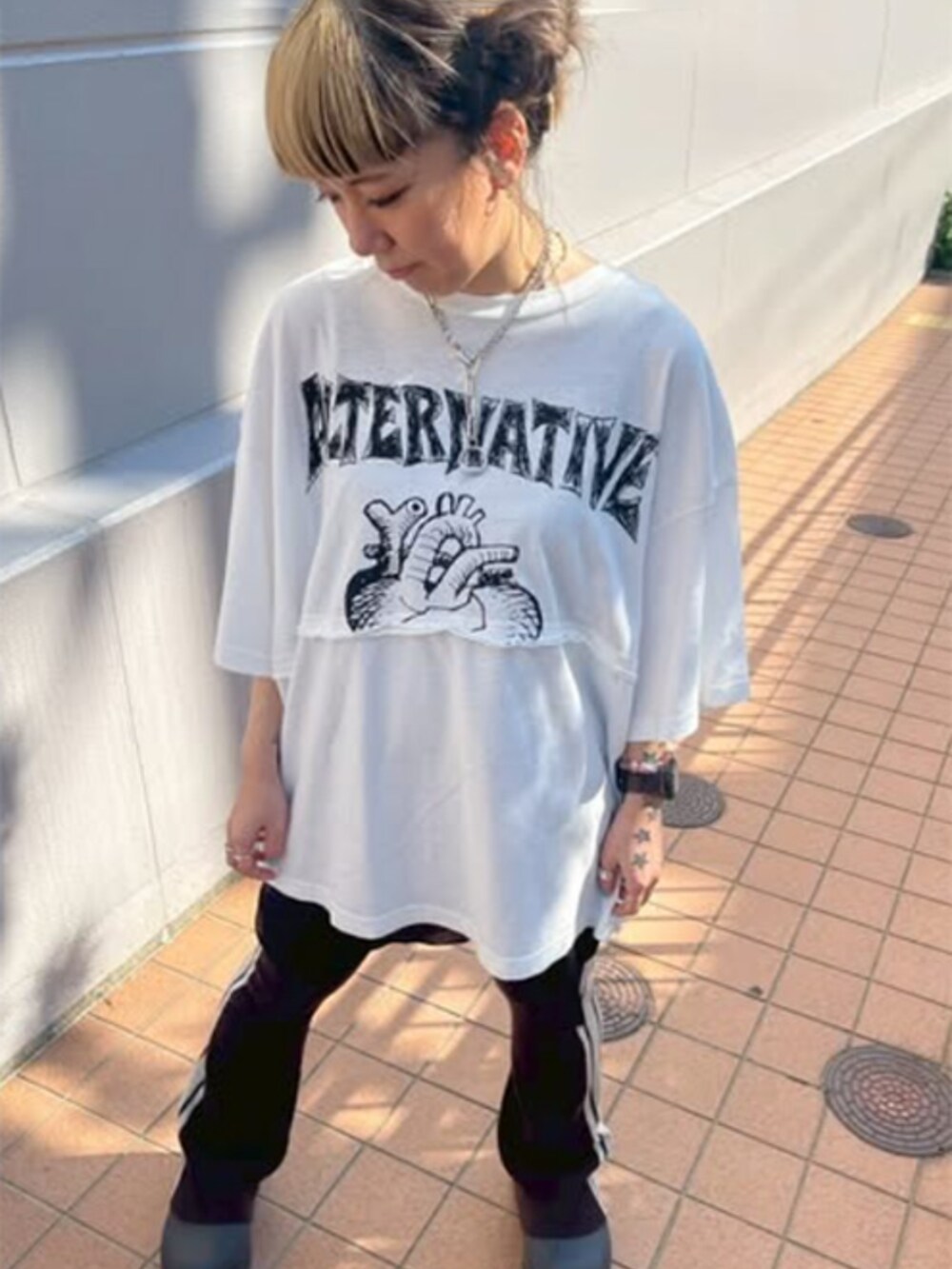 ブラウン系のその他パンツ、ホワイト系のTシャツ/カットソー、シルバー系のネックレスを着用したレディースの夏コーディネートの2枚目の写真