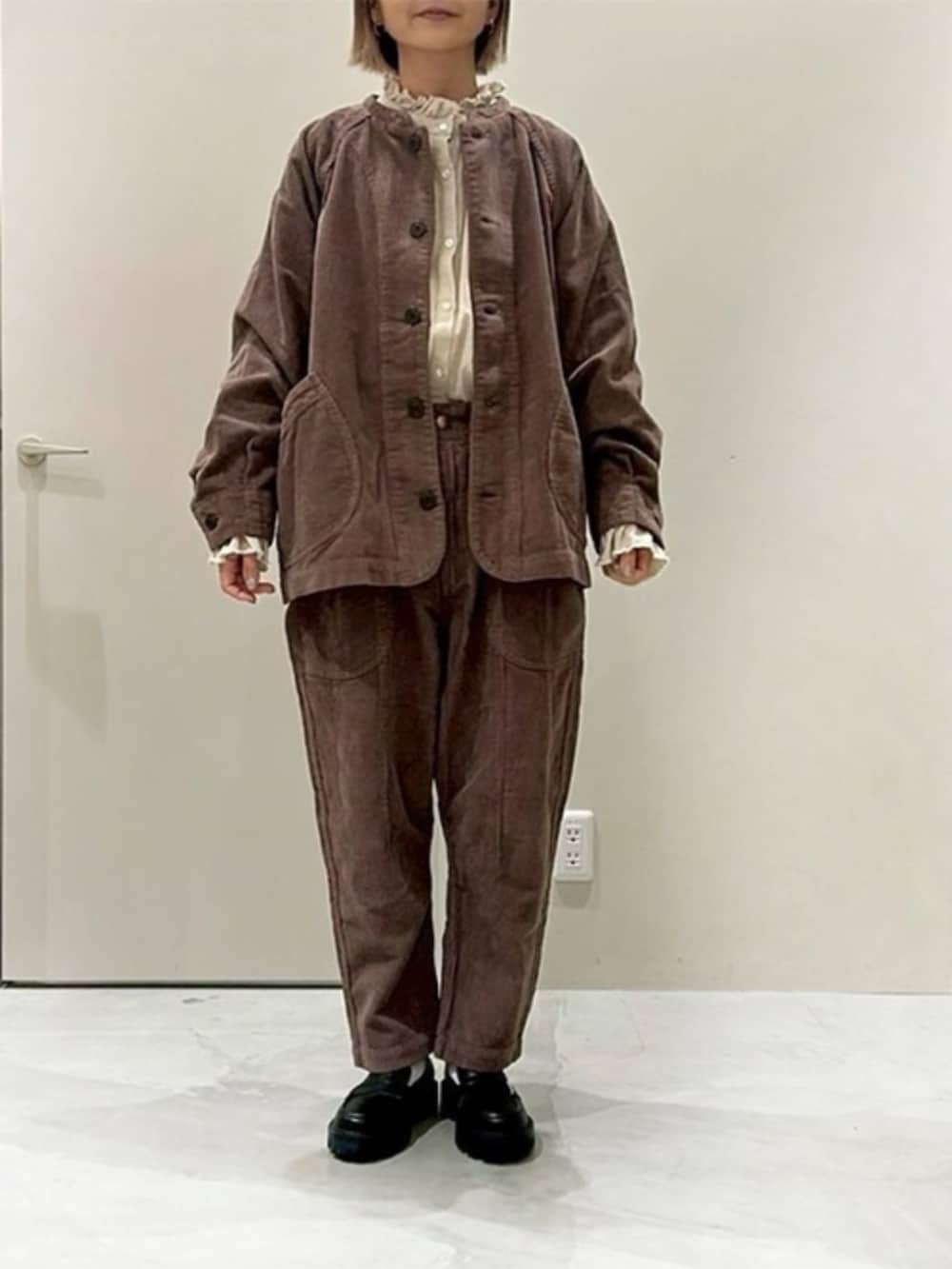 ホワイト系のシャツ/ブラウス、ブラウン系のその他パンツ、ブラウン系のノーカラージャケットを着用したレディースの冬コーディネートの2枚目の写真