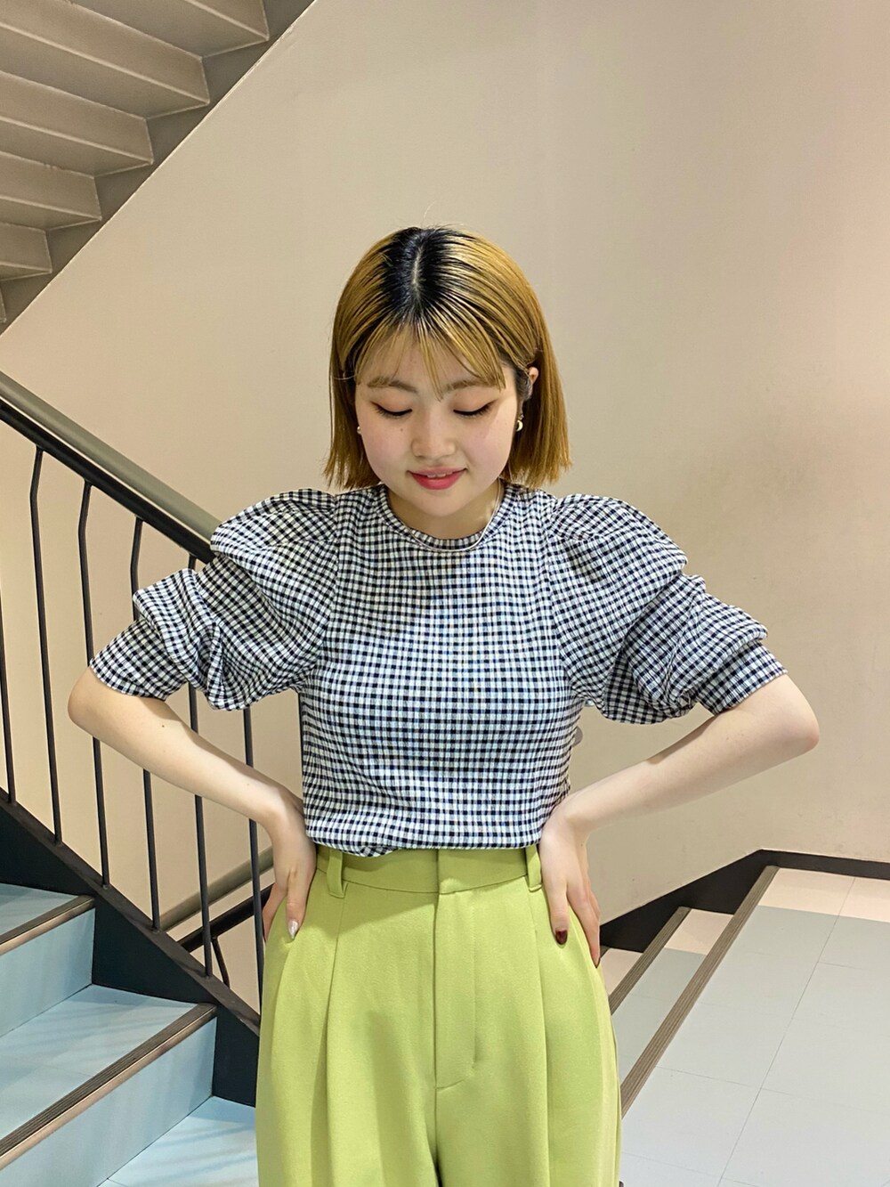 ブラック系のシャツ/ブラウス、グリーン系のその他パンツ、シルバー系のバレエシューズを着用したレディースの春コーディネートの4枚目の写真