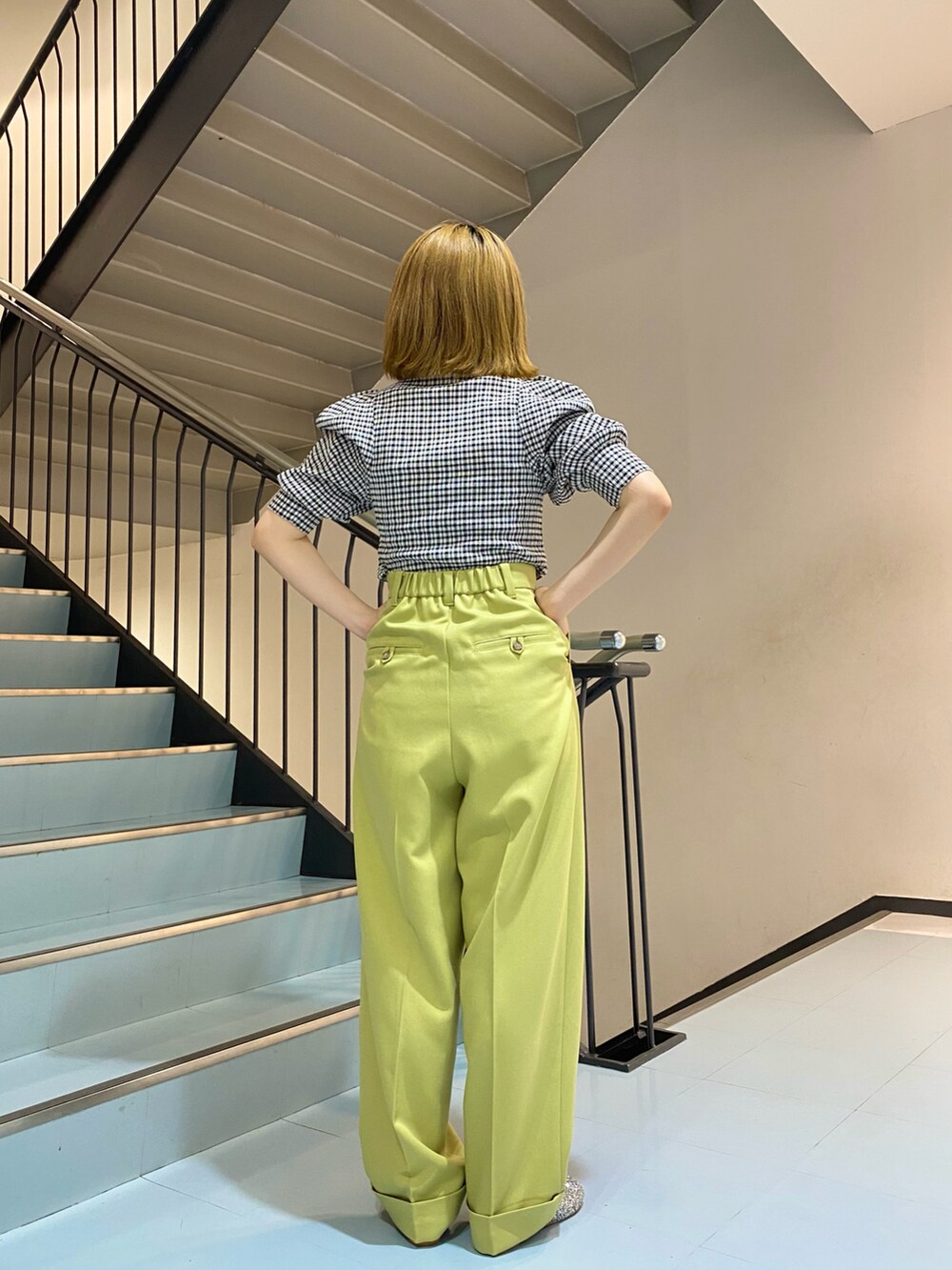 ブラック系のシャツ/ブラウス、グリーン系のその他パンツ、シルバー系のバレエシューズを着用したレディースの春コーディネートの3枚目の写真