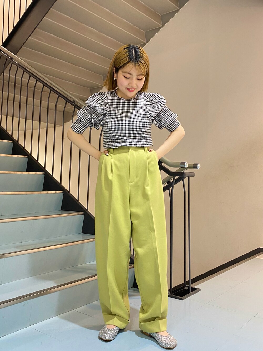 ブラック系のシャツ/ブラウス、グリーン系のその他パンツ、シルバー系のバレエシューズを着用したレディースの春コーディネートの2枚目の写真
