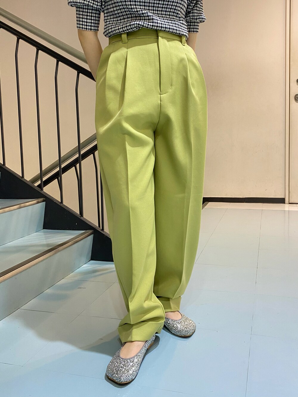 ブラック系のシャツ/ブラウス、グリーン系のその他パンツ、シルバー系のバレエシューズを着用したレディースの春コーディネートの5枚目の写真