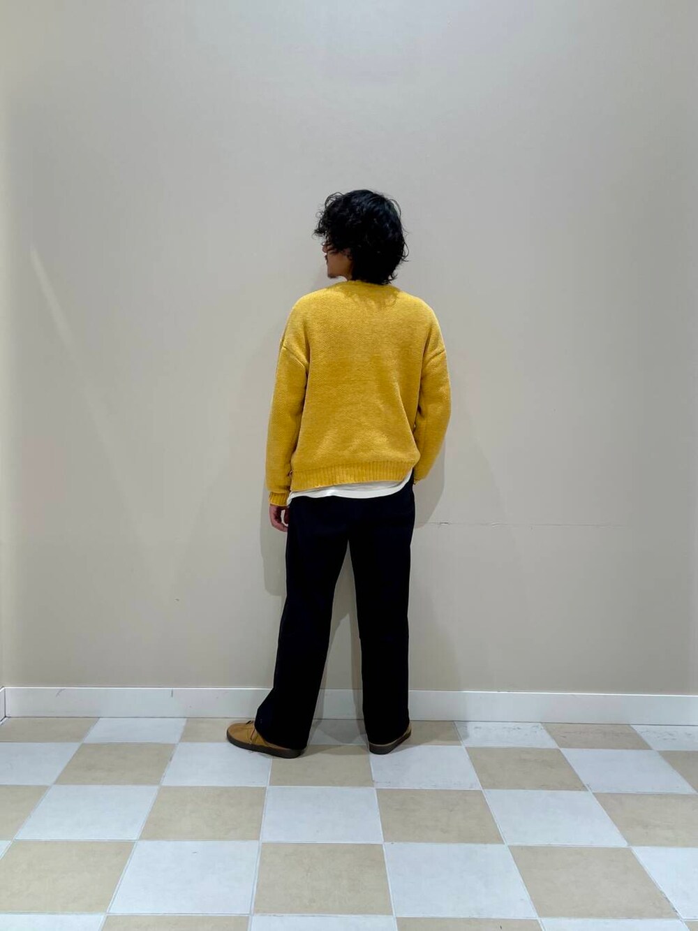 ブラック系のその他パンツ、イエロー系のニット/セーターを着用したメンズの秋コーディネートの3枚目の写真