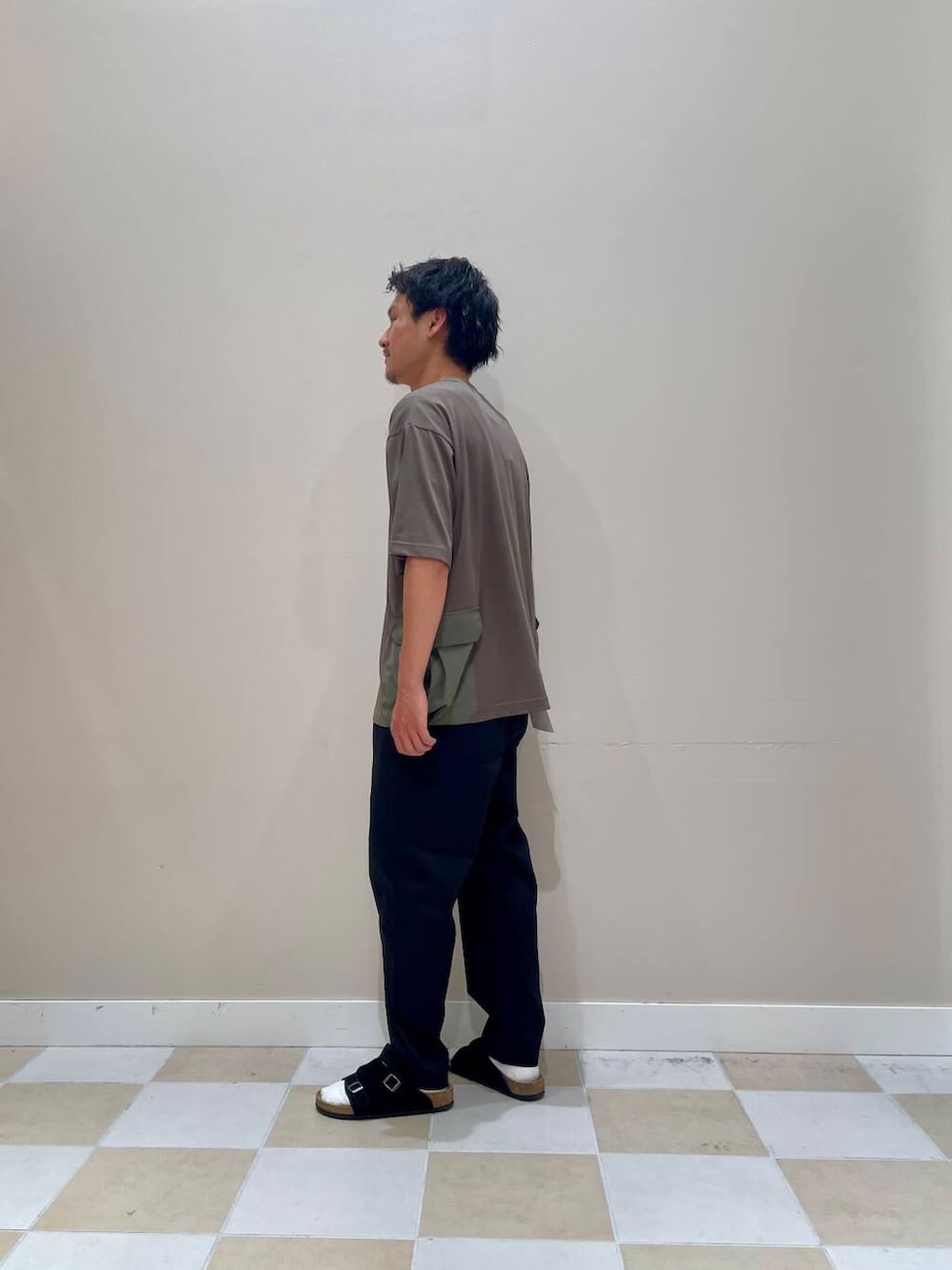 「シンプル、アーバンリサーチ、イージーパンツ、URBANRESEARCH、クルーネック、ゆったり、items、メンズ、リラックスコーデ」｜「ITEMS URBANRESEARCHのハイストレッチ リラックスパンツ（その他パンツ、ブラック系）」を使った、よねさん（メンズ・172cm）の夏コーディネートの2枚目の写真