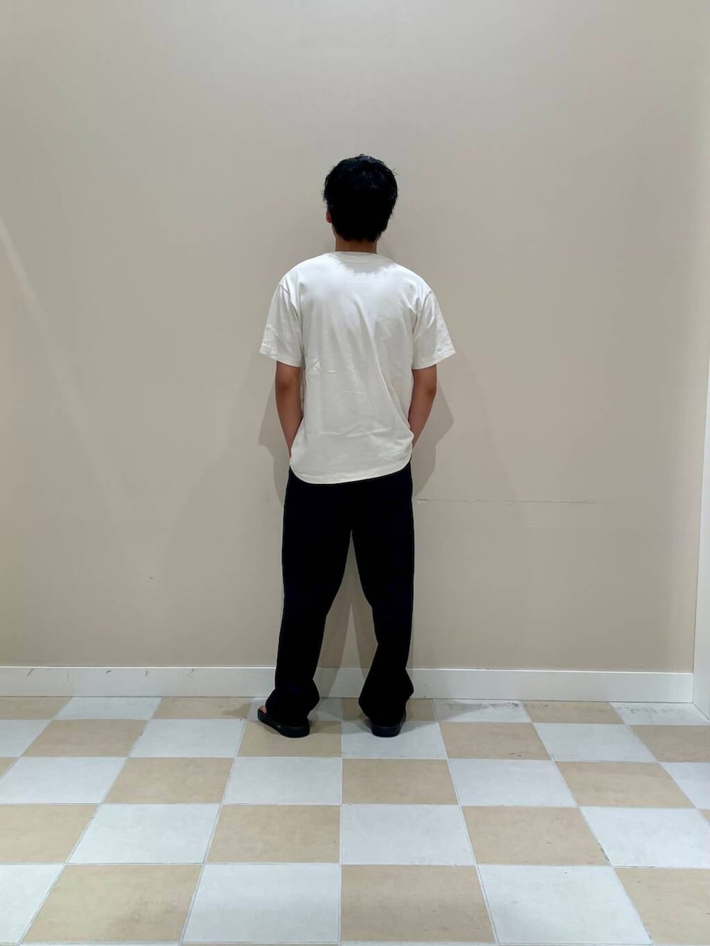 「シンプル、アーバンリサーチ、スラックス、URBANRESEARCH、コットン、ゆったり、items、メンズ、きれいめ」｜「URBAN RESEARCH DOORSのHanes　1P SHIRO CREW NECK T-SHIRTS（Tシャツ/カットソー、ホワイト系）」を使った、よねさん（メンズ・172cm）の夏コーディネートの2枚目の写真
