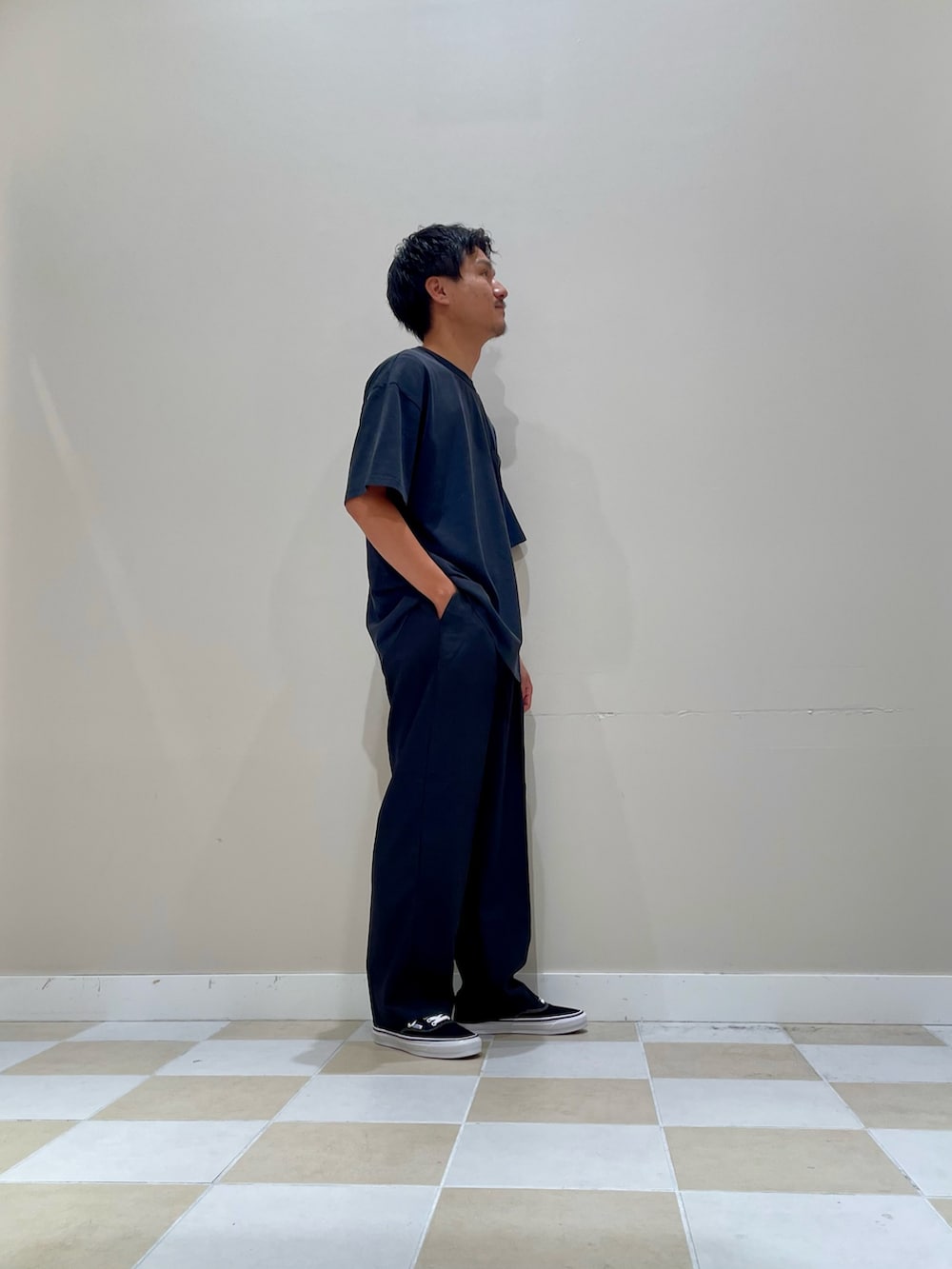 「シンプルスタイル、今日のコーデ、ゆるコーデ、シンプル、アーバンリサーチ」｜「ITEMS URBANRESEARCHのフェード加工クルーネック天竺ポケットTシャツ（Tシャツ/カットソー、ブラック系）」を使った、よねさん（メンズ・172cm）の夏コーディネートの2枚目の写真