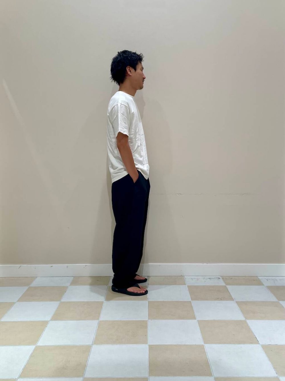 「シンプル、アーバンリサーチ、スラックス、URBANRESEARCH、コットン、ゆったり、items、メンズ、きれいめ」｜「URBAN RESEARCH DOORSのHanes　1P SHIRO CREW NECK T-SHIRTS（Tシャツ/カットソー、ホワイト系）」を使った、よねさん（メンズ・172cm）の夏コーディネートの3枚目の写真
