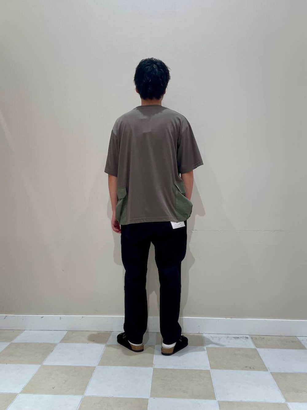 「シンプル、アーバンリサーチ、イージーパンツ、URBANRESEARCH、クルーネック、ゆったり、items、メンズ、リラックスコーデ」｜「ITEMS URBANRESEARCHのハイストレッチ リラックスパンツ（その他パンツ、ブラック系）」を使った、よねさん（メンズ・172cm）の夏コーディネートの3枚目の写真