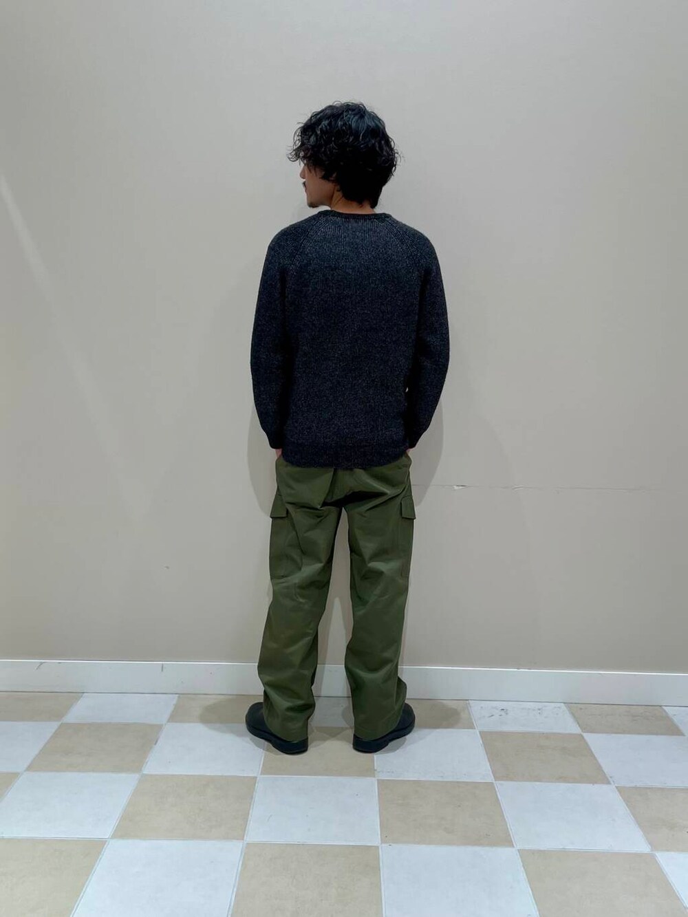 グリーン系のその他パンツ、ブラック系のニット/セーターを着用したメンズの冬コーディネートの2枚目の写真