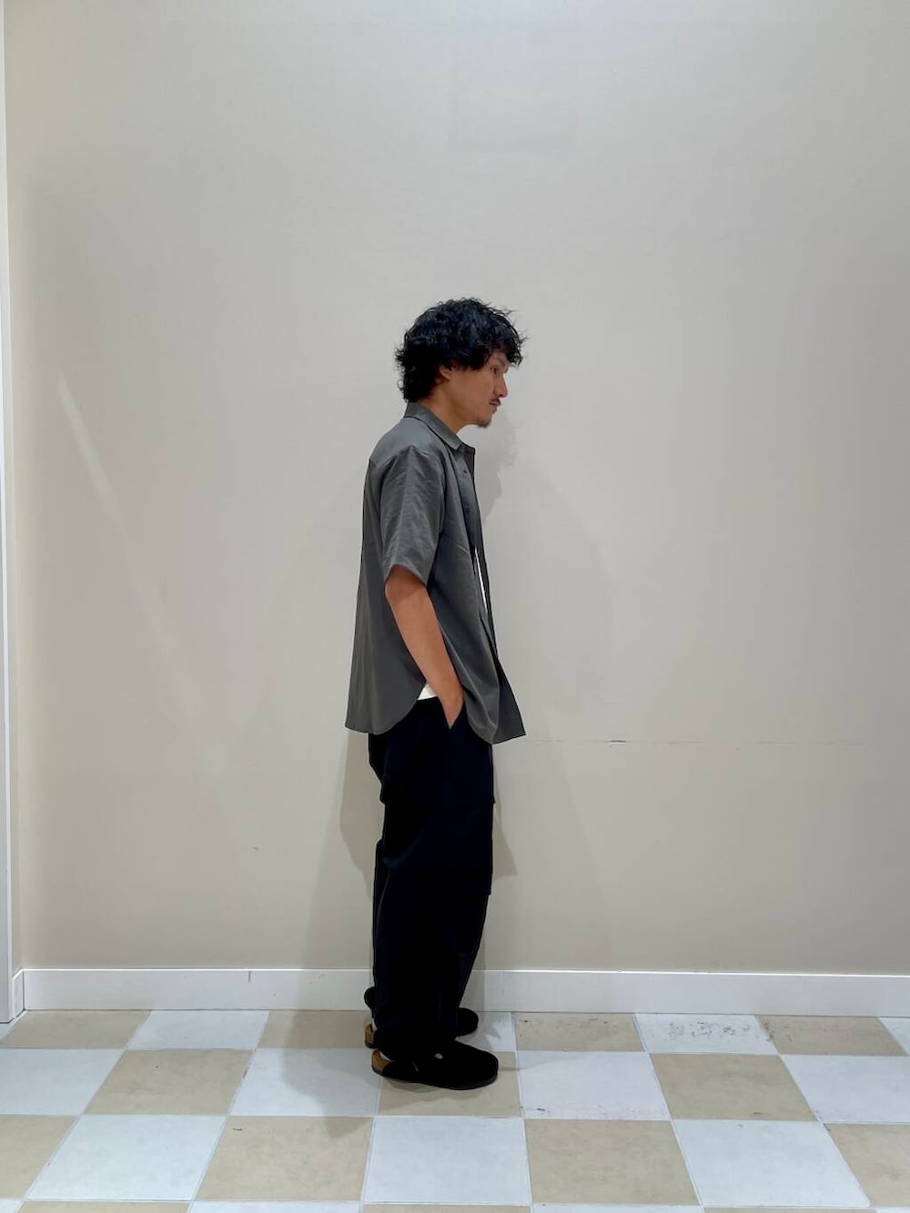 ブラック系のその他パンツ、グレー系のシャツ/ブラウスを着用したメンズの夏コーディネートの2枚目の写真