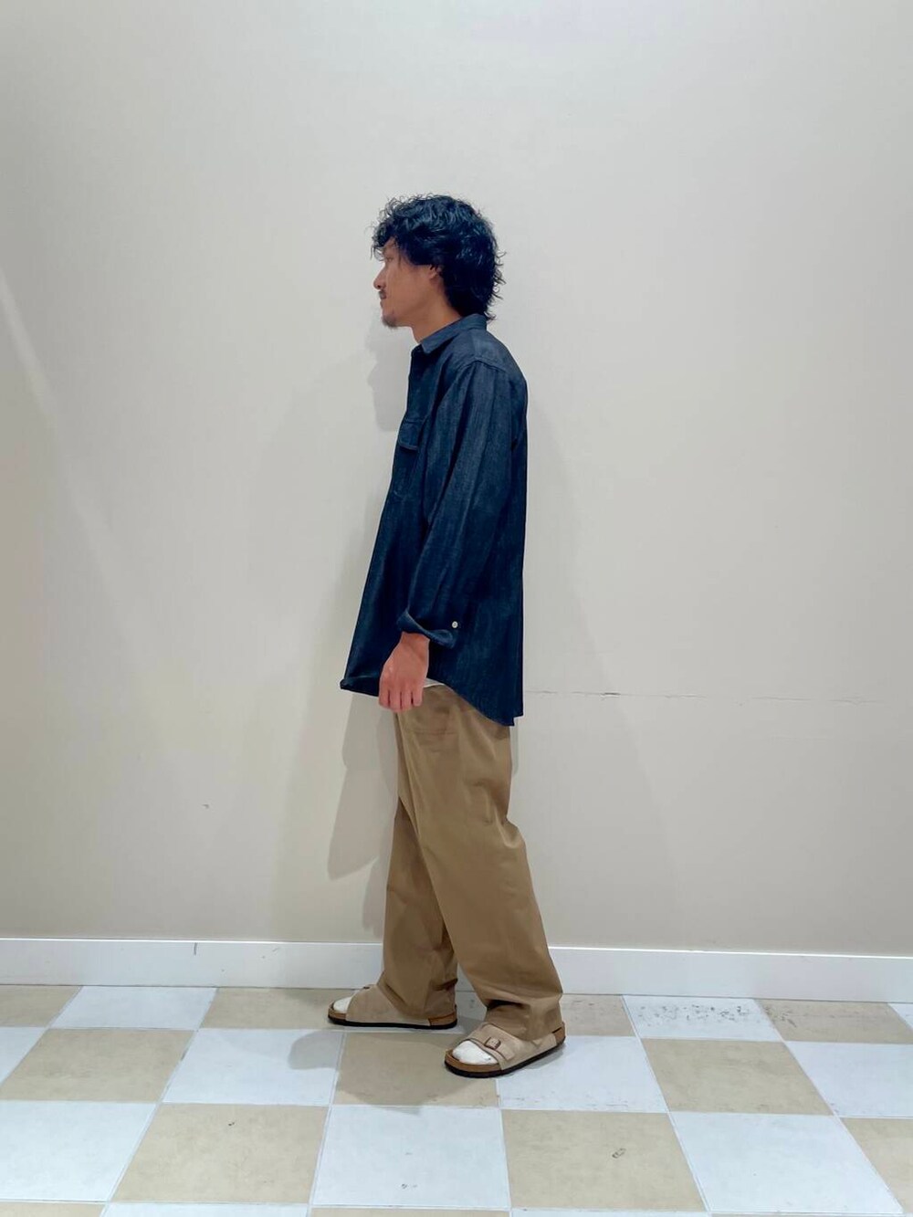 グリーン系のチノパンツ、ブラック系のシャツ/ブラウスを着用したメンズの夏コーディネートの3枚目の写真