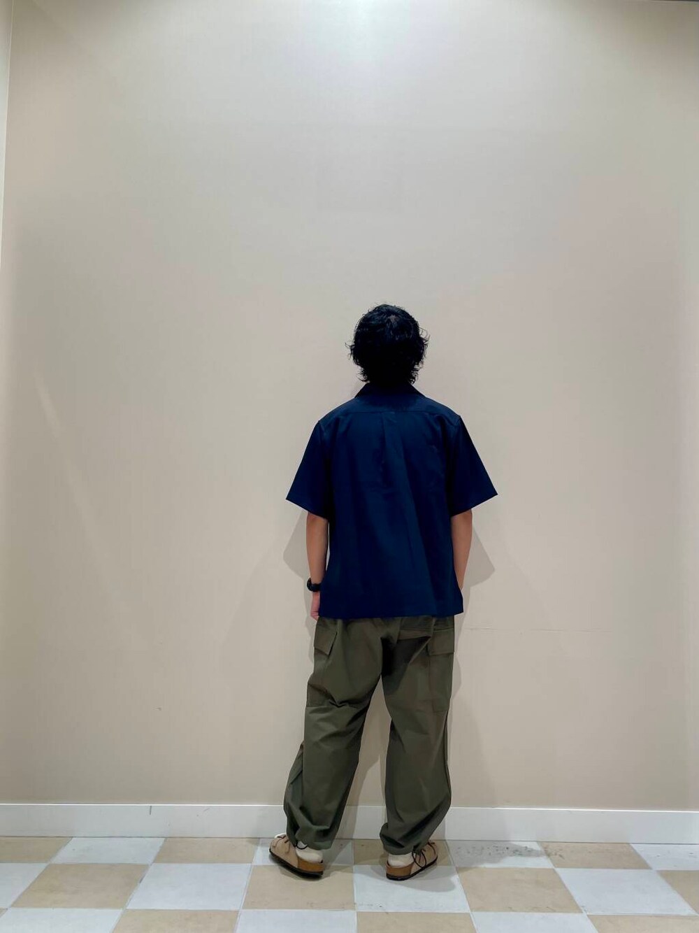 グリーン系のカーゴパンツ、ブルー系のシャツ/ブラウスを着用したメンズの夏コーディネートの2枚目の写真