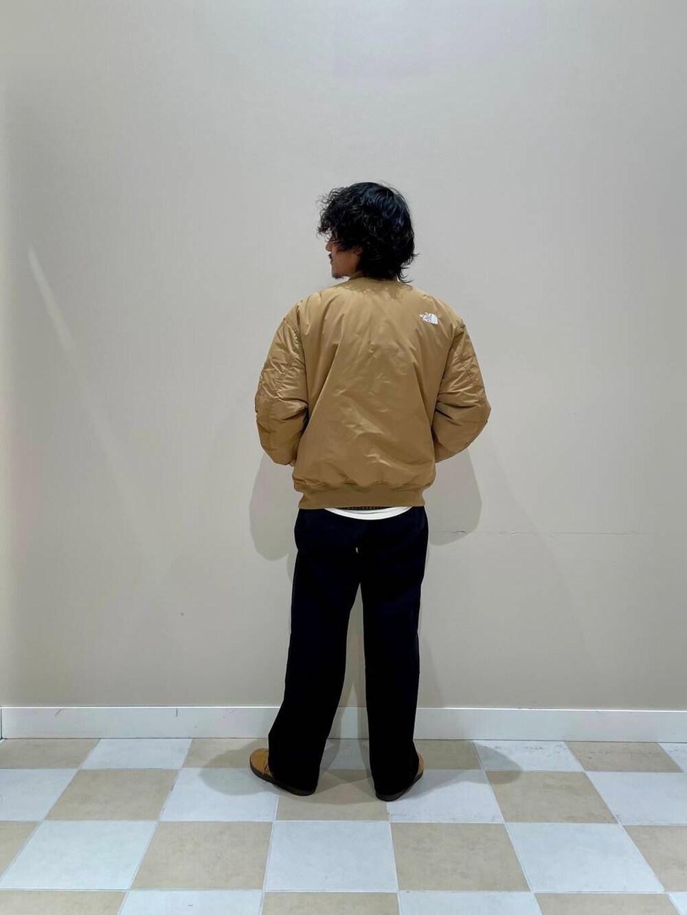 ブラウン系のスニーカー、ブラック系のその他パンツ、ブラウン系のニット/セーターを着用したメンズの秋コーディネートの3枚目の写真