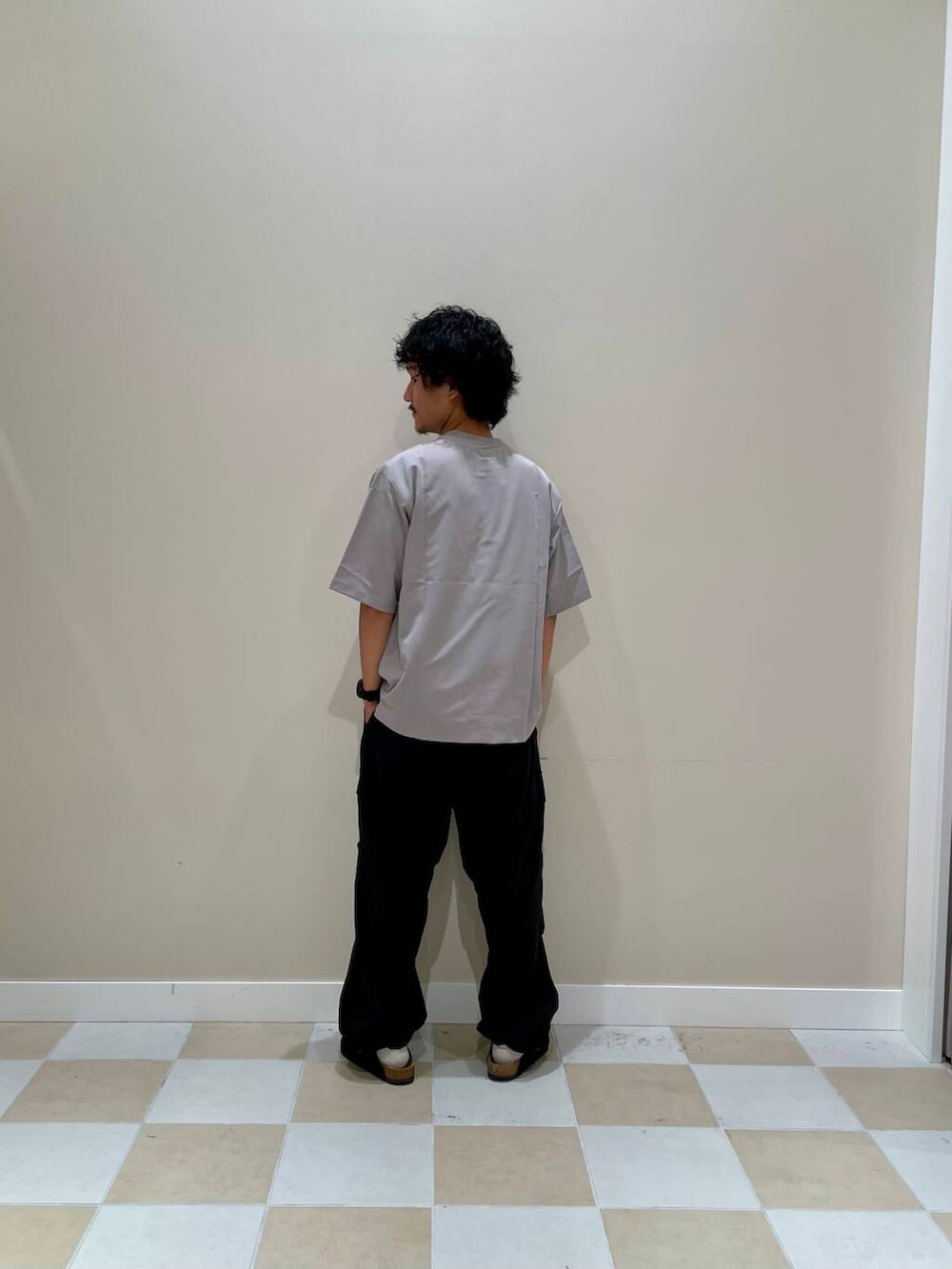 グレー系のTシャツ/カットソー、ブラック系のカーゴパンツを着用したメンズの夏コーディネートの3枚目の写真