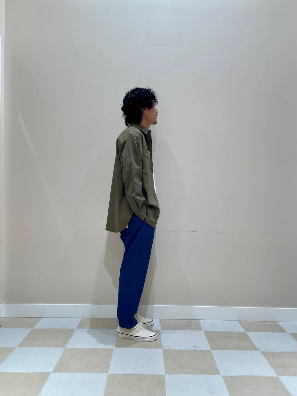 ブルー系のその他パンツ、グリーン系のシャツ/ブラウスを着用したメンズの秋コーディネートの2枚目の写真