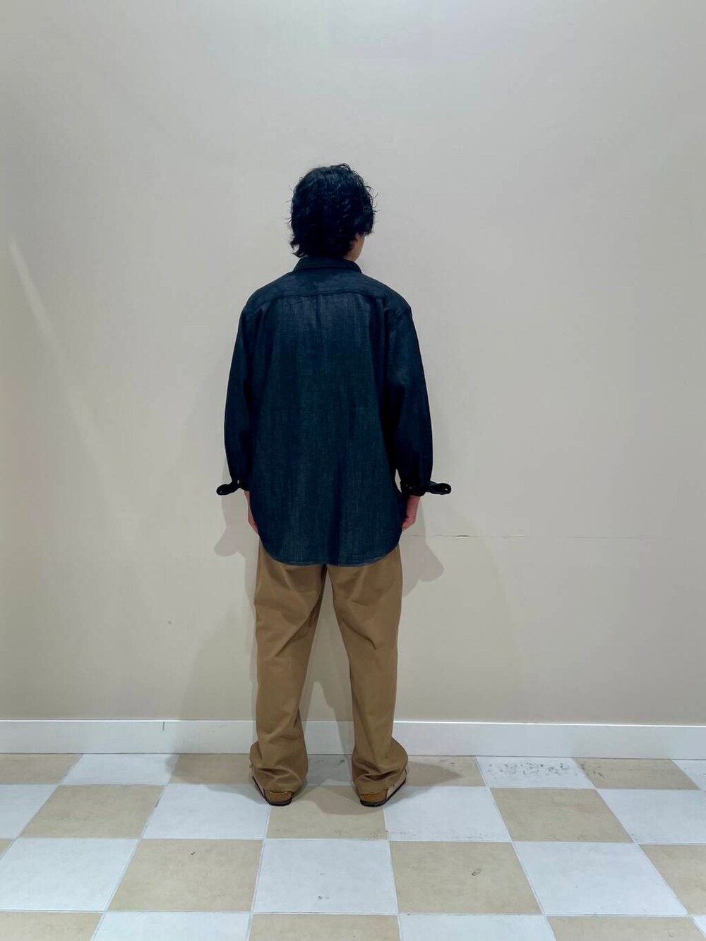 グリーン系のチノパンツ、ブラック系のシャツ/ブラウスを着用したメンズの夏コーディネートの2枚目の写真