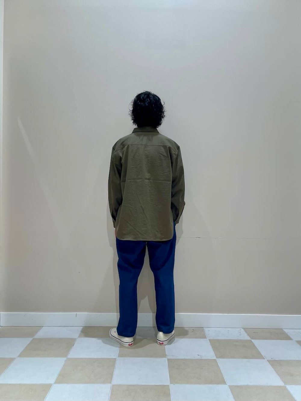 ブルー系のその他パンツ、グリーン系のシャツ/ブラウスを着用したメンズの秋コーディネートの3枚目の写真