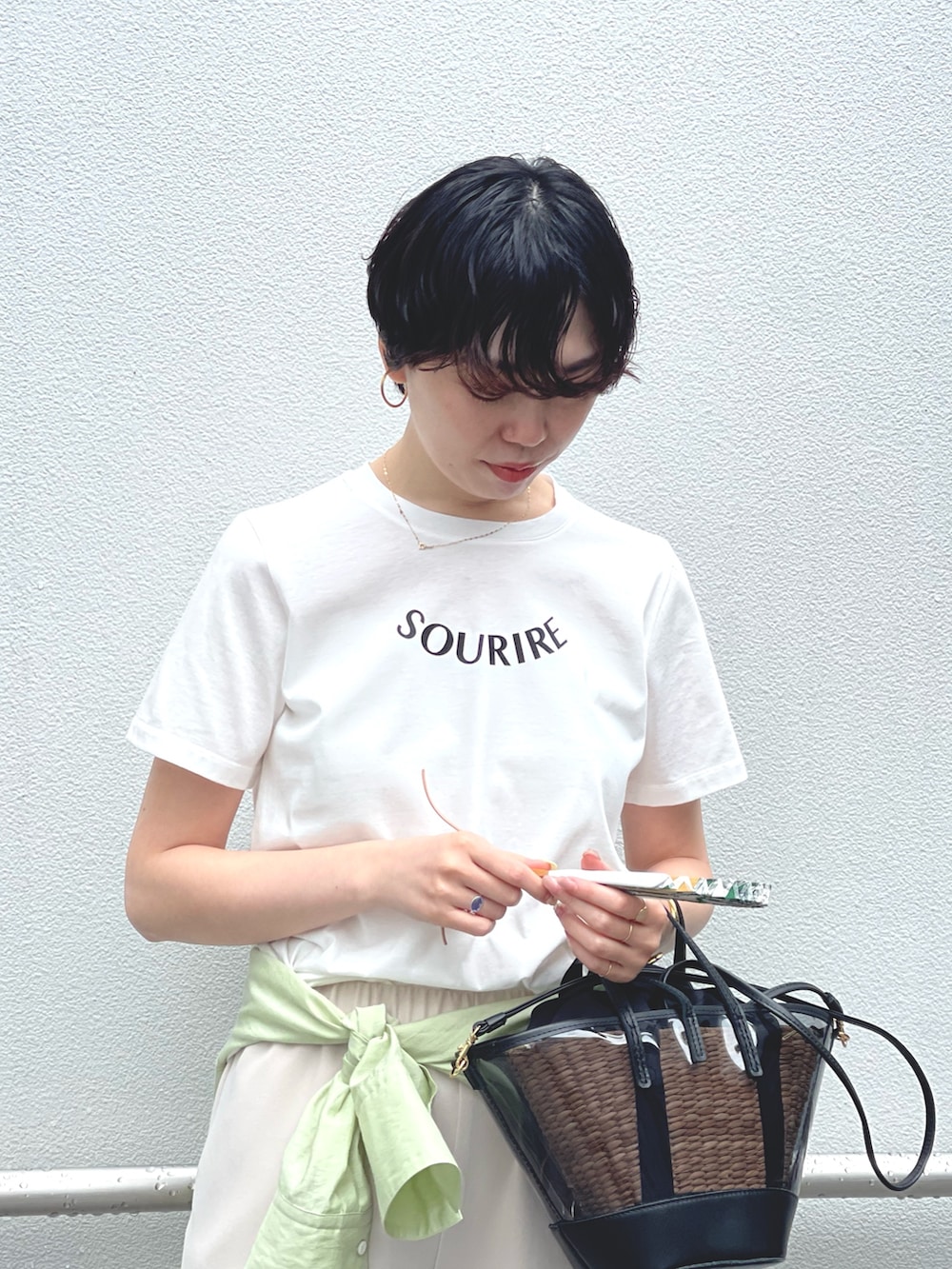 「シンプル、シンプルコーデ、大人カジュアル、きれいめカジュアル、キレイめ、オフィスカジュアル、Tシャツ、白Tシャツ、夏コーデ、お出かけコーデ、シャツ/ブラウス、骨格ウェーブ」｜「NOLLEY’S Sophiのウォッシャブルセミフレアイージーパンツ（その他パンツ、ベージュ系）」を使った、nol sachiさん（骨格ウェーブ・レディース・164cm）の夏コーディネートの6枚目の写真