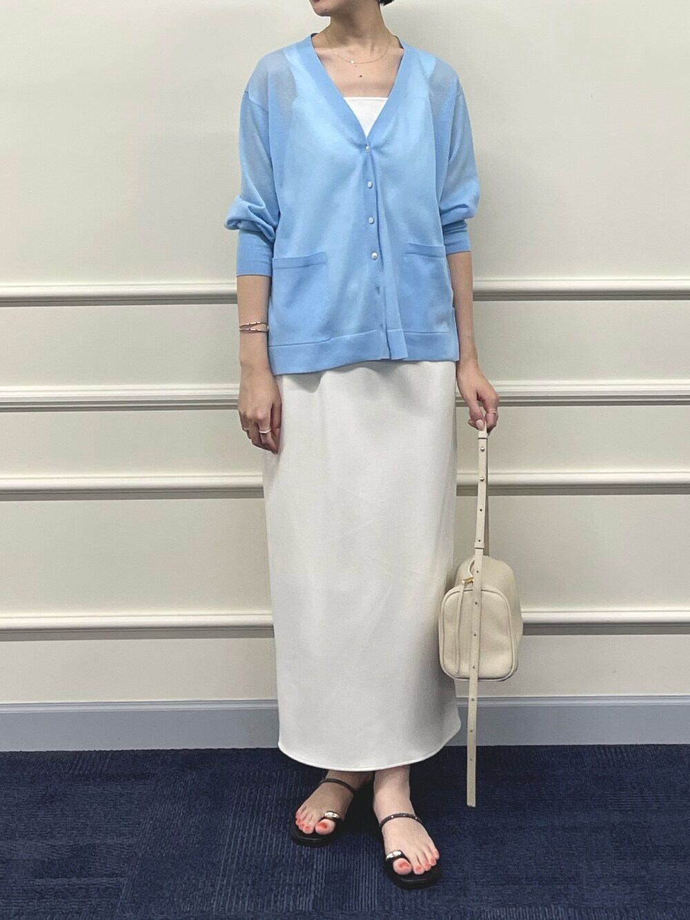 ブルー系のカーディガン/ボレロ、ホワイト系のキャミソール、ホワイト系のショルダーバッグを着用したレディースの夏コーディネートの7枚目の写真