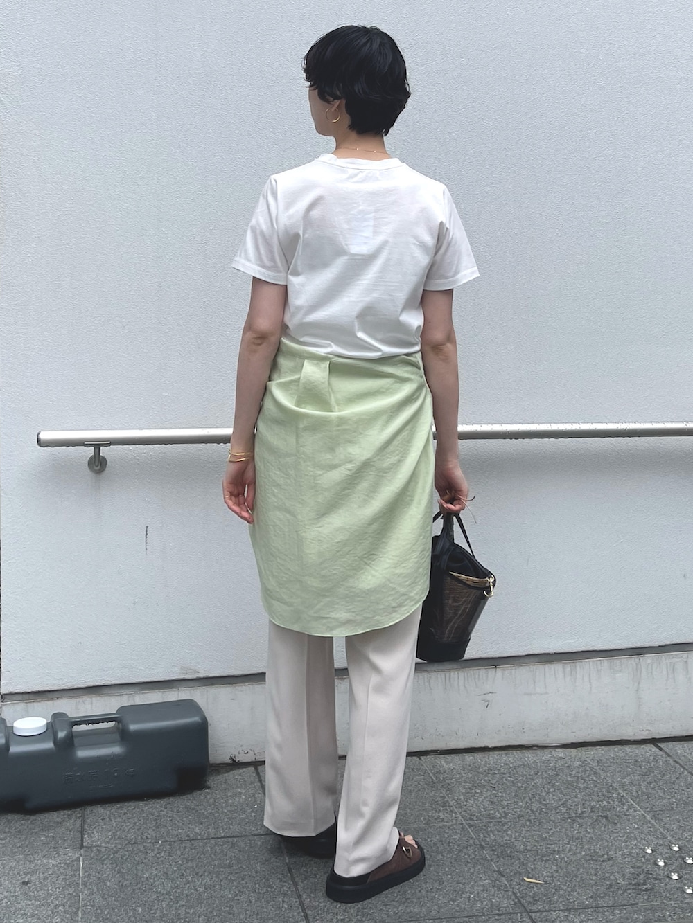 「シンプル、シンプルコーデ、大人カジュアル、きれいめカジュアル、キレイめ、オフィスカジュアル、Tシャツ、白Tシャツ、夏コーデ、お出かけコーデ、シャツ/ブラウス、骨格ウェーブ」｜「NOLLEY’S Sophiのウォッシャブルセミフレアイージーパンツ（その他パンツ、ベージュ系）」を使った、nol sachiさん（骨格ウェーブ・レディース・164cm）の夏コーディネートの2枚目の写真