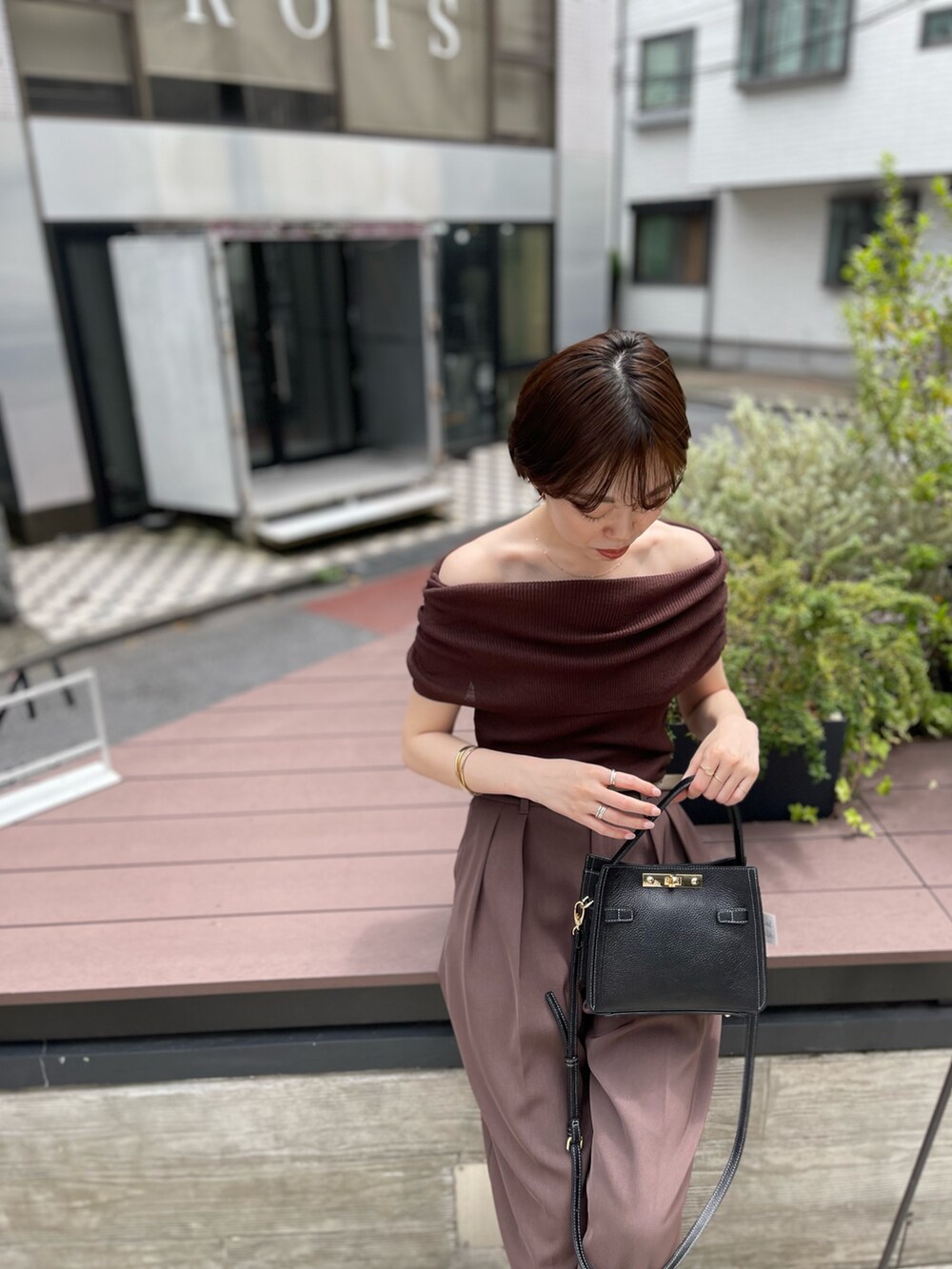 ブラウン系のニット/セーター、ブラウン系のその他パンツ、ベージュ系のベルトを着用したレディースの夏コーディネートの6枚目の写真