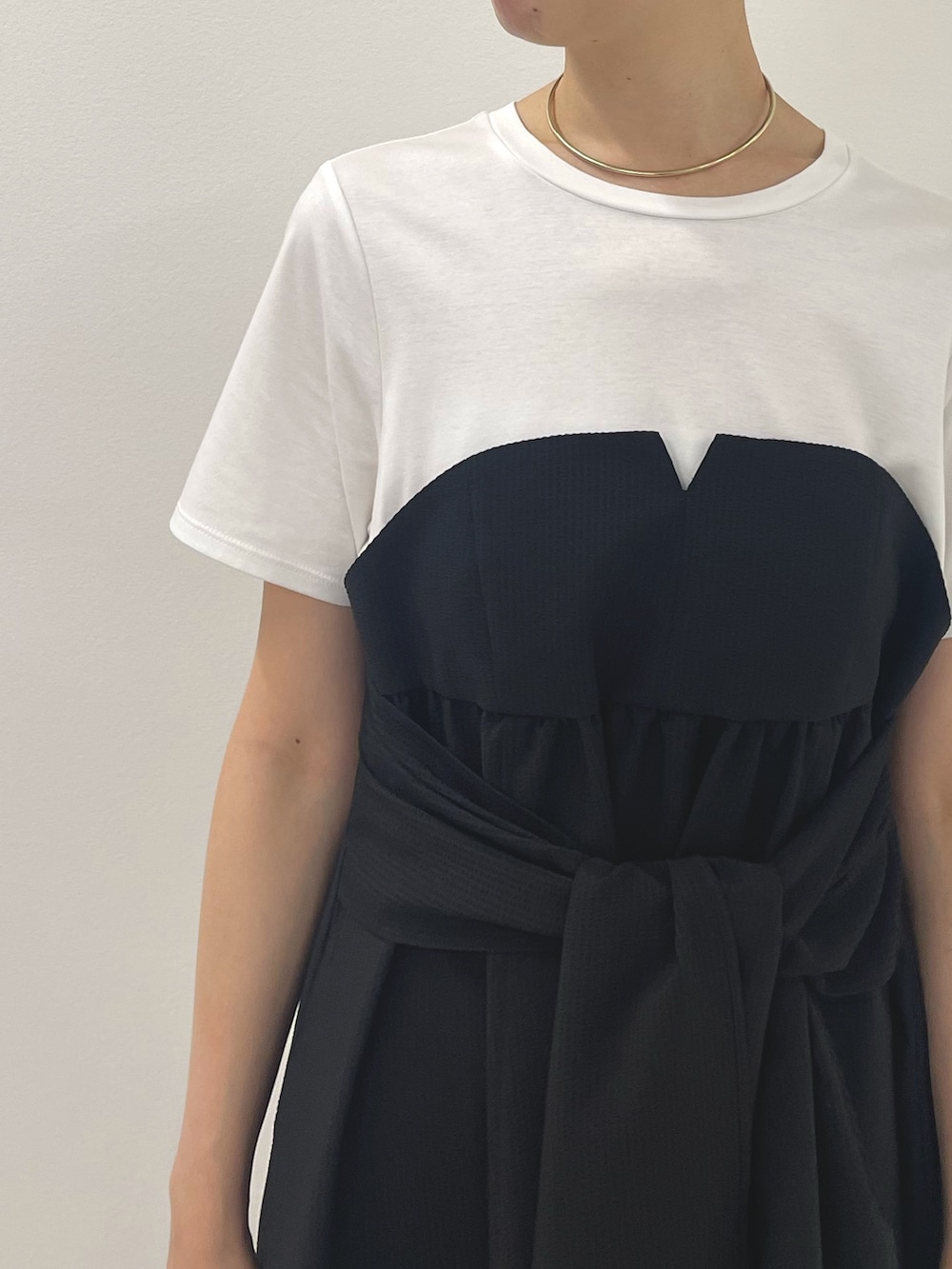 ブラック系のワンピース、シルバー系のサンダルを着用したレディースの夏コーディネートの5枚目の写真