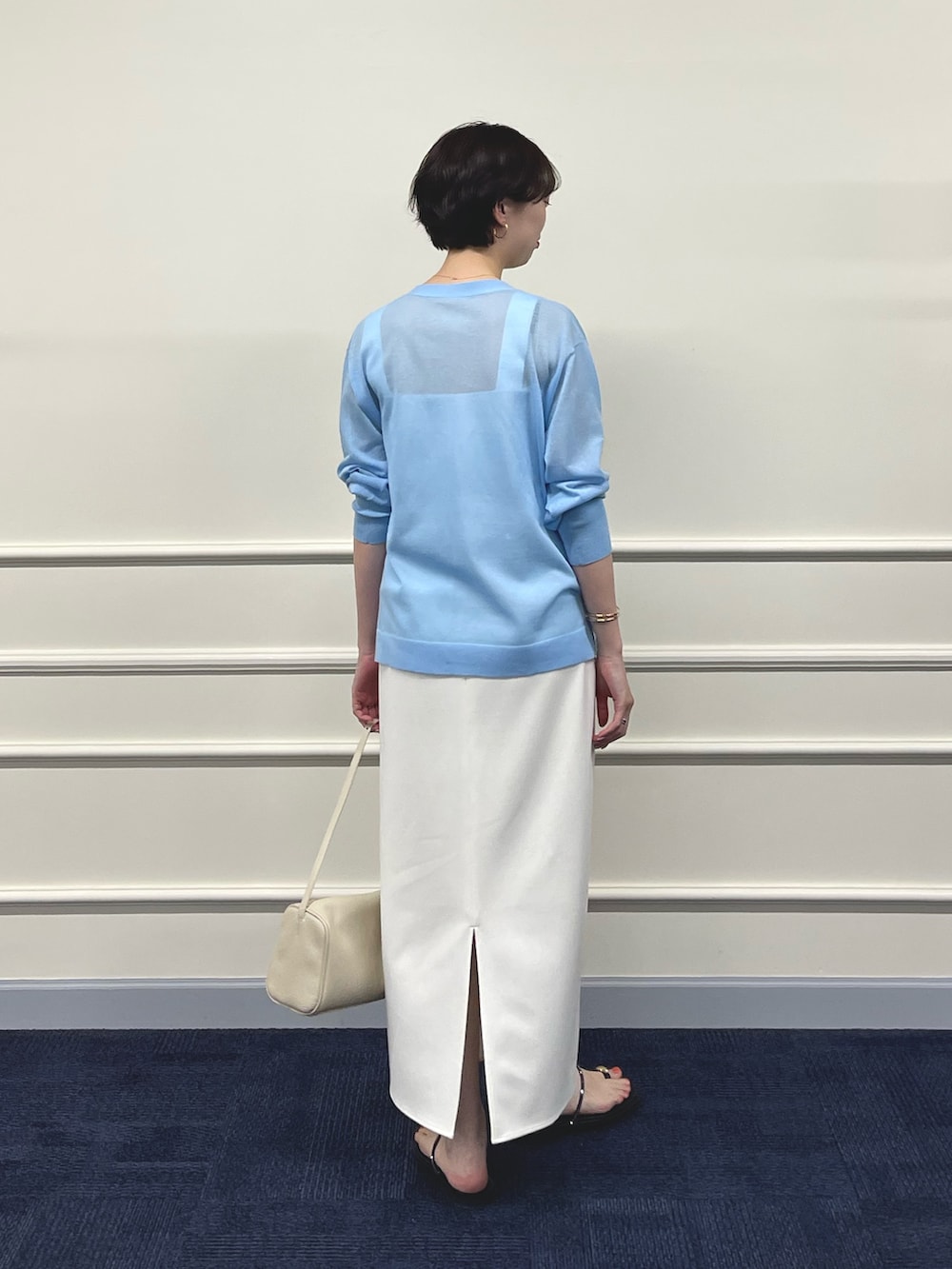 ブルー系のカーディガン/ボレロ、ホワイト系のキャミソール、ホワイト系のショルダーバッグを着用したレディースの夏コーディネートの4枚目の写真