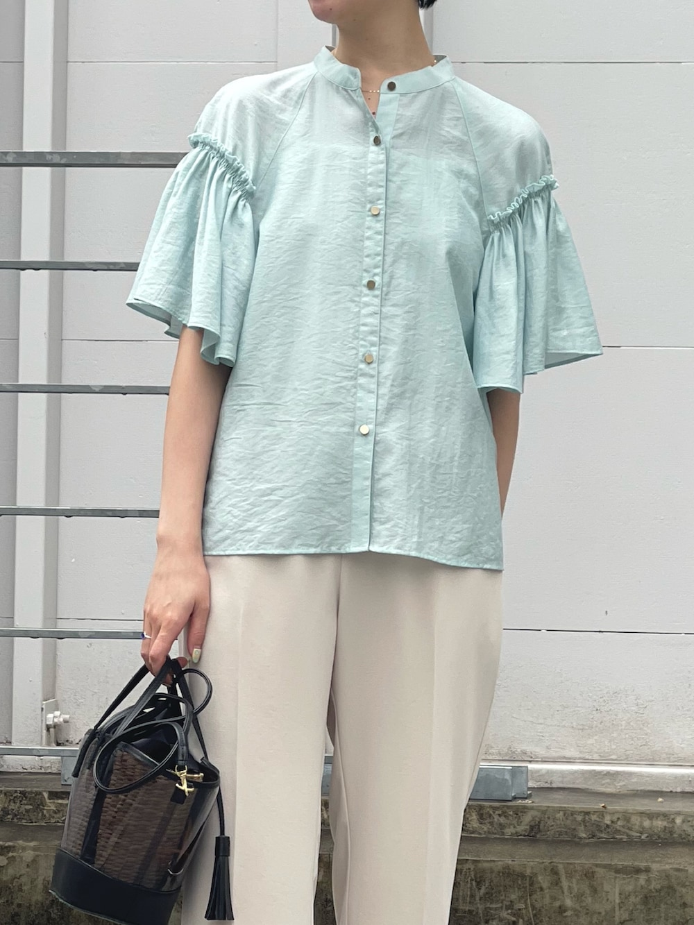 「春色、淡色コーデ、休日スタイル、お出かけコーデ、大人カジュアル、シンプル、シンプルコーデ、きれいめカジュアル、キレイめ、パンツスタイル、ミントグリーン、シアートップス、骨格ウェーブ」｜「NOLLEY’S Sophiのシアーフレアスリーブブラウス（シャツ/ブラウス、グリーン系）」を使った、nol sachiさん（骨格ウェーブ・レディース・164cm）の春コーディネートの4枚目の写真