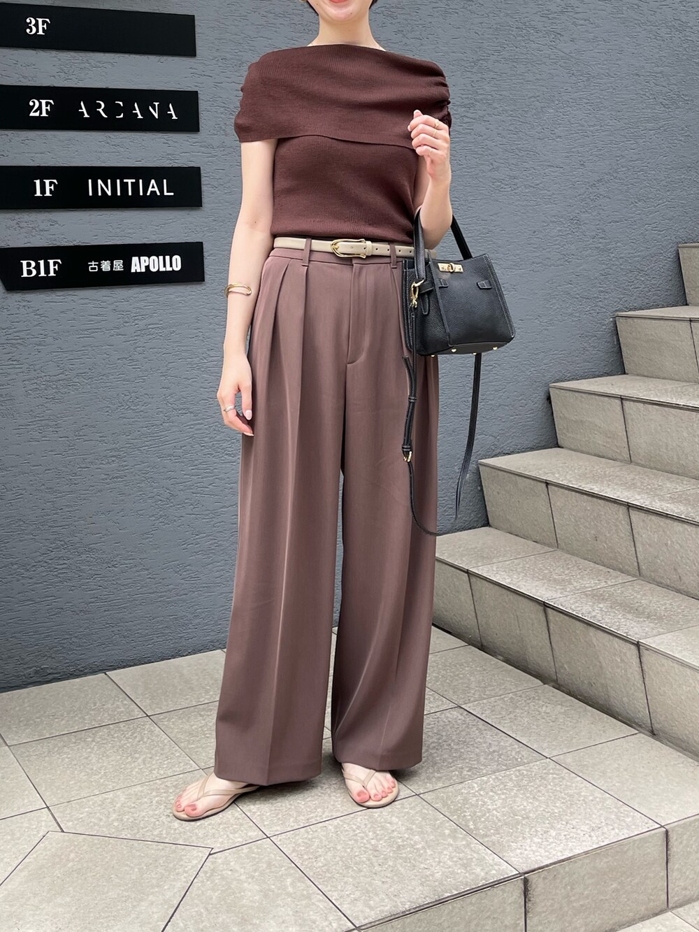 ブラウン系のニット/セーター、ブラウン系のその他パンツ、ベージュ系のベルトを着用したレディースの夏コーディネートの7枚目の写真