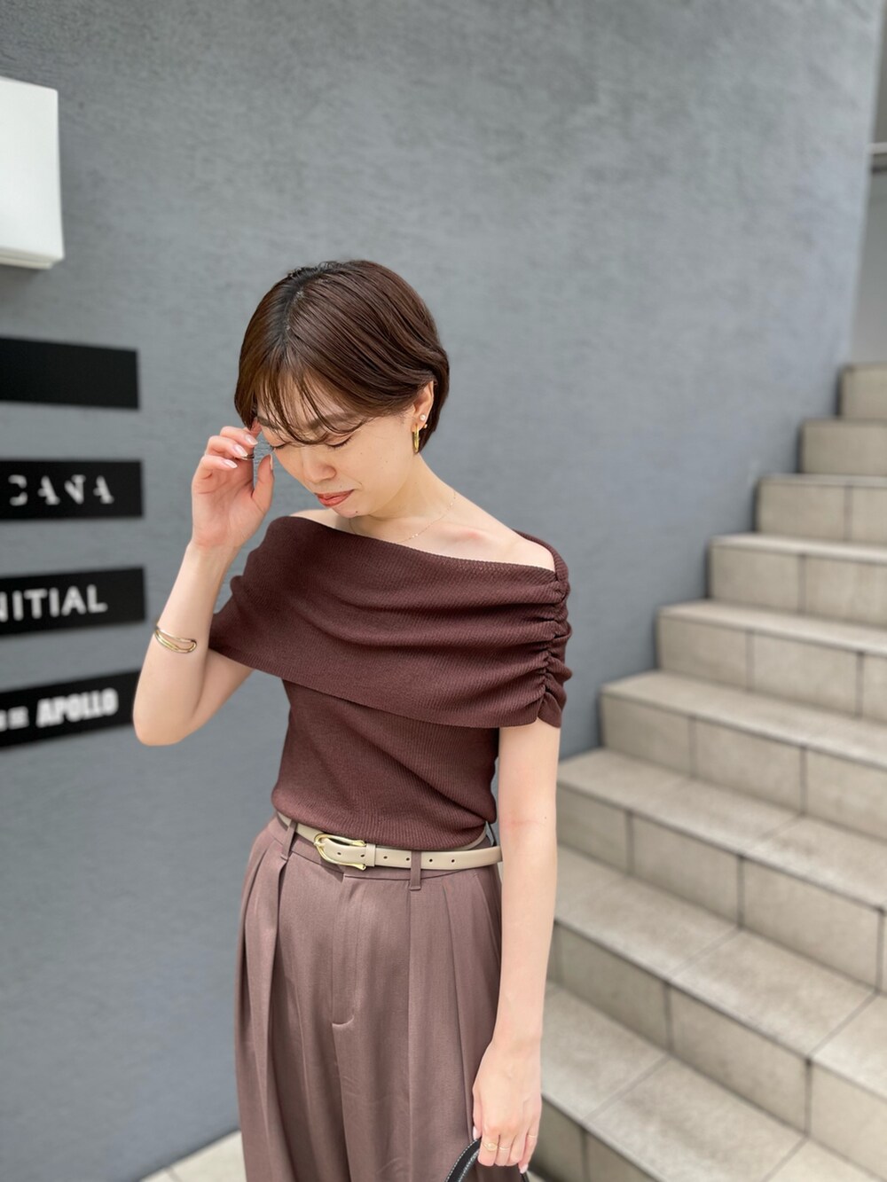 ブラウン系のニット/セーター、ブラウン系のその他パンツ、ベージュ系のベルトを着用したレディースの夏コーディネートの4枚目の写真