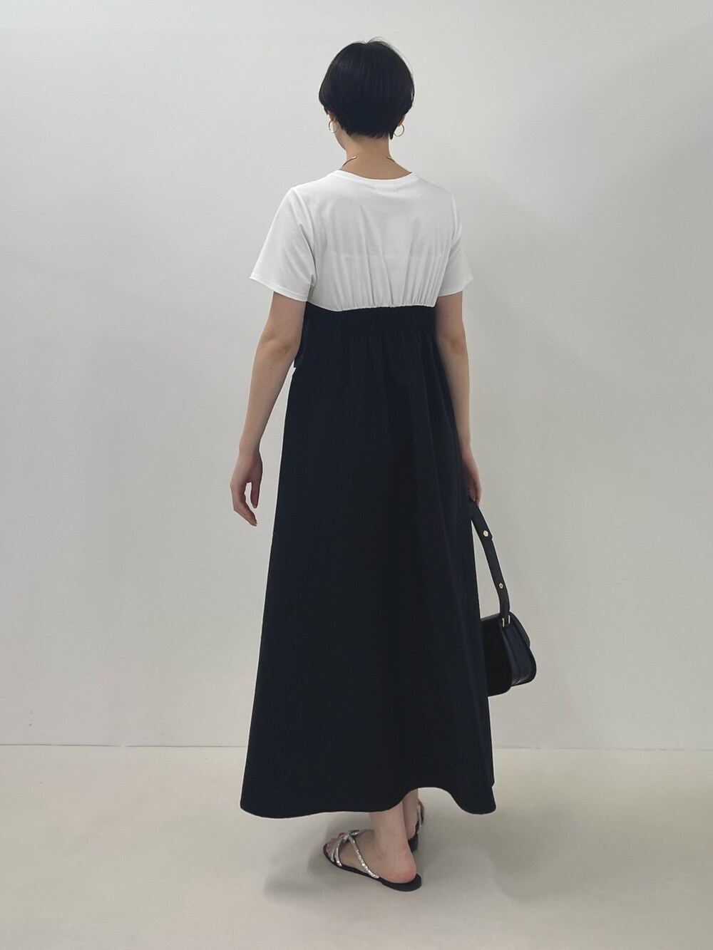 ブラック系のワンピース、シルバー系のサンダルを着用したレディースの夏コーディネートの3枚目の写真