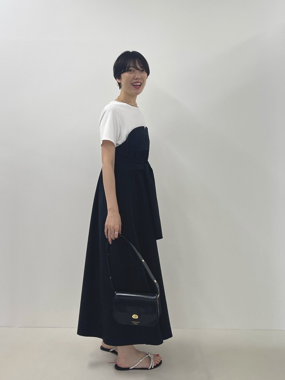 ブラック系のワンピース、シルバー系のサンダルを着用したレディースの夏コーディネートの4枚目の写真