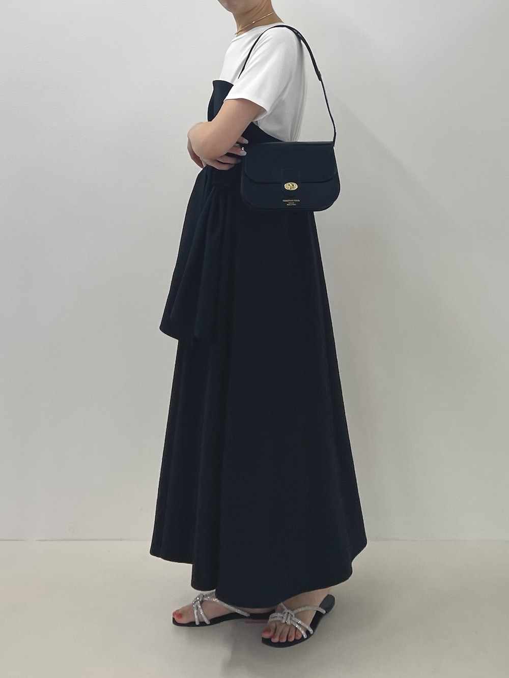 ブラック系のワンピース、シルバー系のサンダルを着用したレディースの夏コーディネートの2枚目の写真