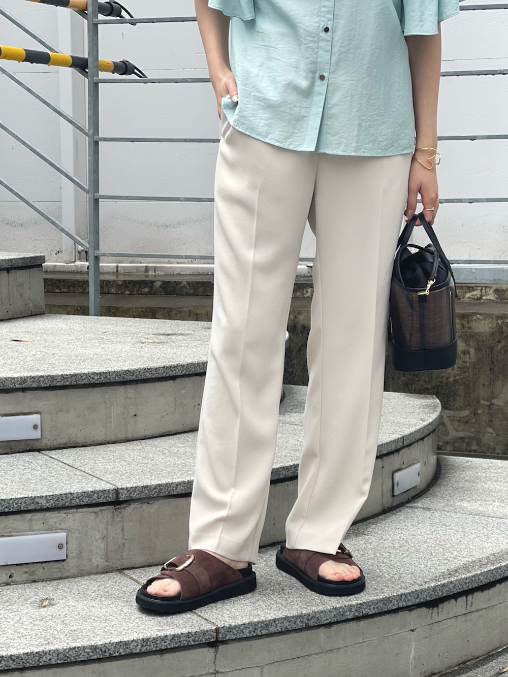 「春色、淡色コーデ、休日スタイル、お出かけコーデ、大人カジュアル、シンプル、シンプルコーデ、きれいめカジュアル、キレイめ、パンツスタイル、ミントグリーン、シアートップス、骨格ウェーブ」｜「NOLLEY’S Sophiのシアーフレアスリーブブラウス（シャツ/ブラウス、グリーン系）」を使った、nol sachiさん（骨格ウェーブ・レディース・164cm）の春コーディネートの3枚目の写真