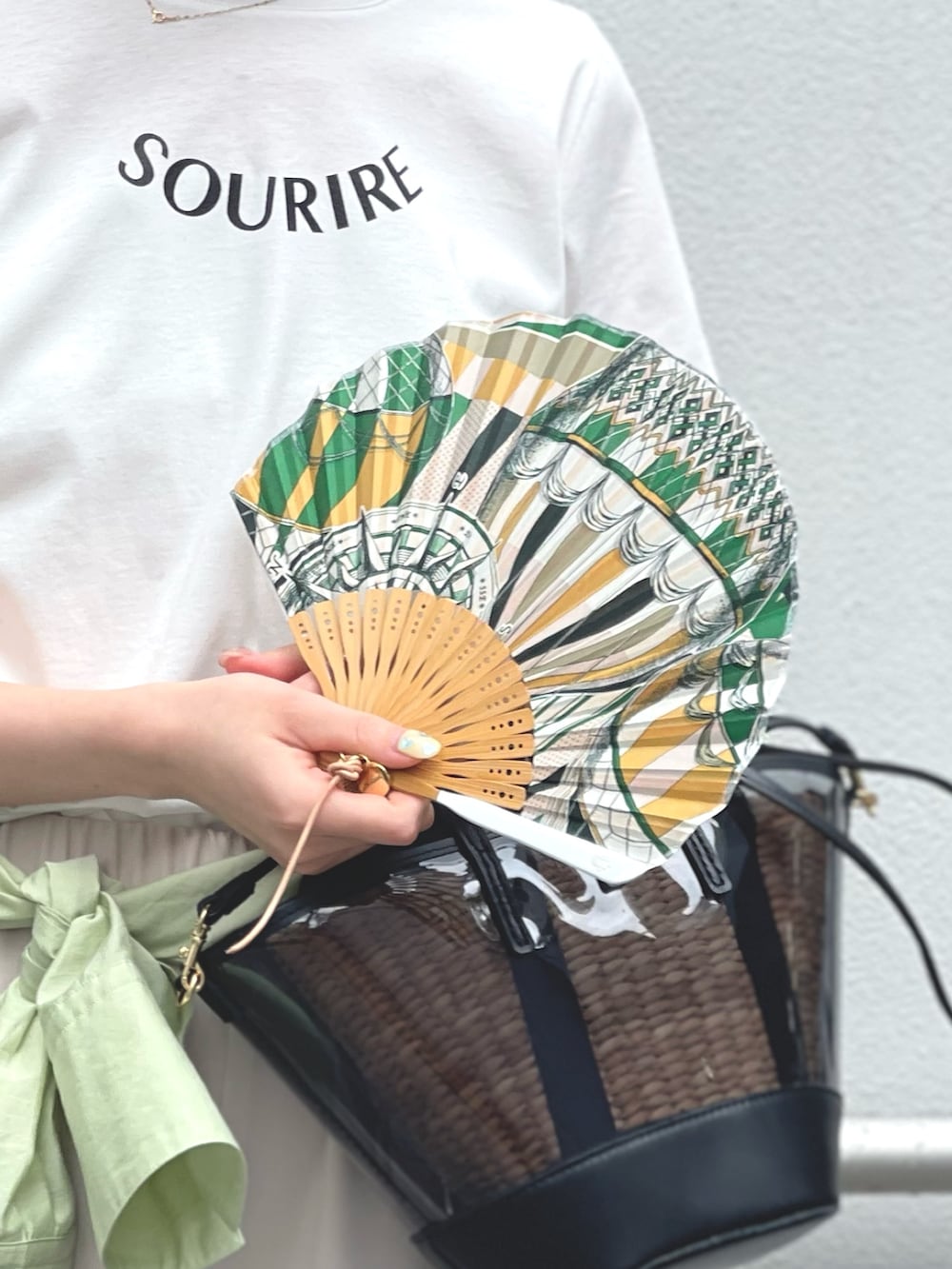 「シンプル、シンプルコーデ、大人カジュアル、きれいめカジュアル、キレイめ、オフィスカジュアル、Tシャツ、白Tシャツ、夏コーデ、お出かけコーデ、シャツ/ブラウス、骨格ウェーブ」｜「NOLLEY’S Sophiのウォッシャブルセミフレアイージーパンツ（その他パンツ、ベージュ系）」を使った、nol sachiさん（骨格ウェーブ・レディース・164cm）の夏コーディネートの7枚目の写真