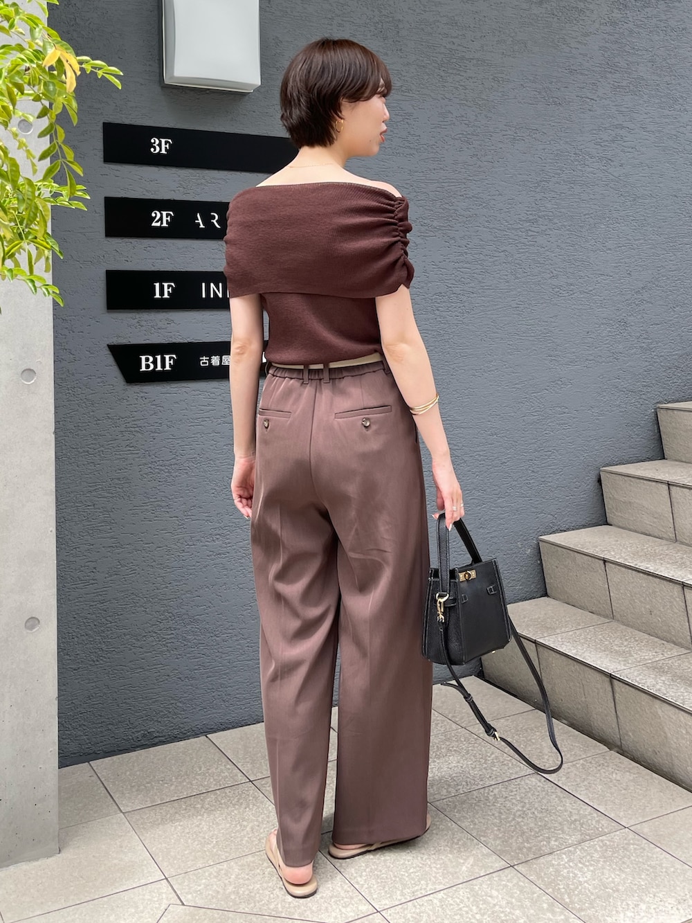 ブラウン系のニット/セーター、ブラウン系のその他パンツ、ベージュ系のベルトを着用したレディースの夏コーディネートの3枚目の写真