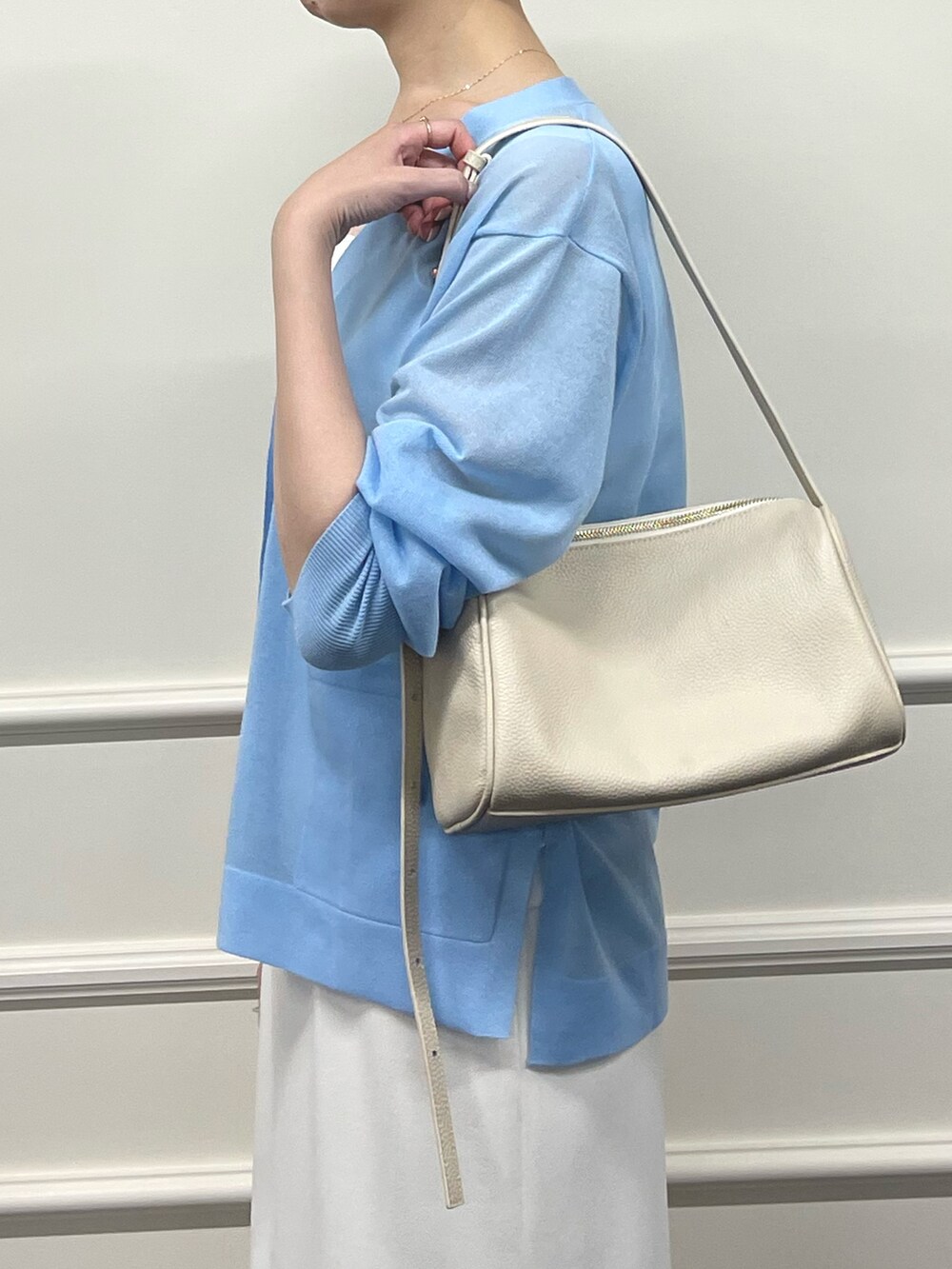 ブルー系のカーディガン/ボレロ、ホワイト系のキャミソール、ホワイト系のショルダーバッグを着用したレディースの夏コーディネートの6枚目の写真