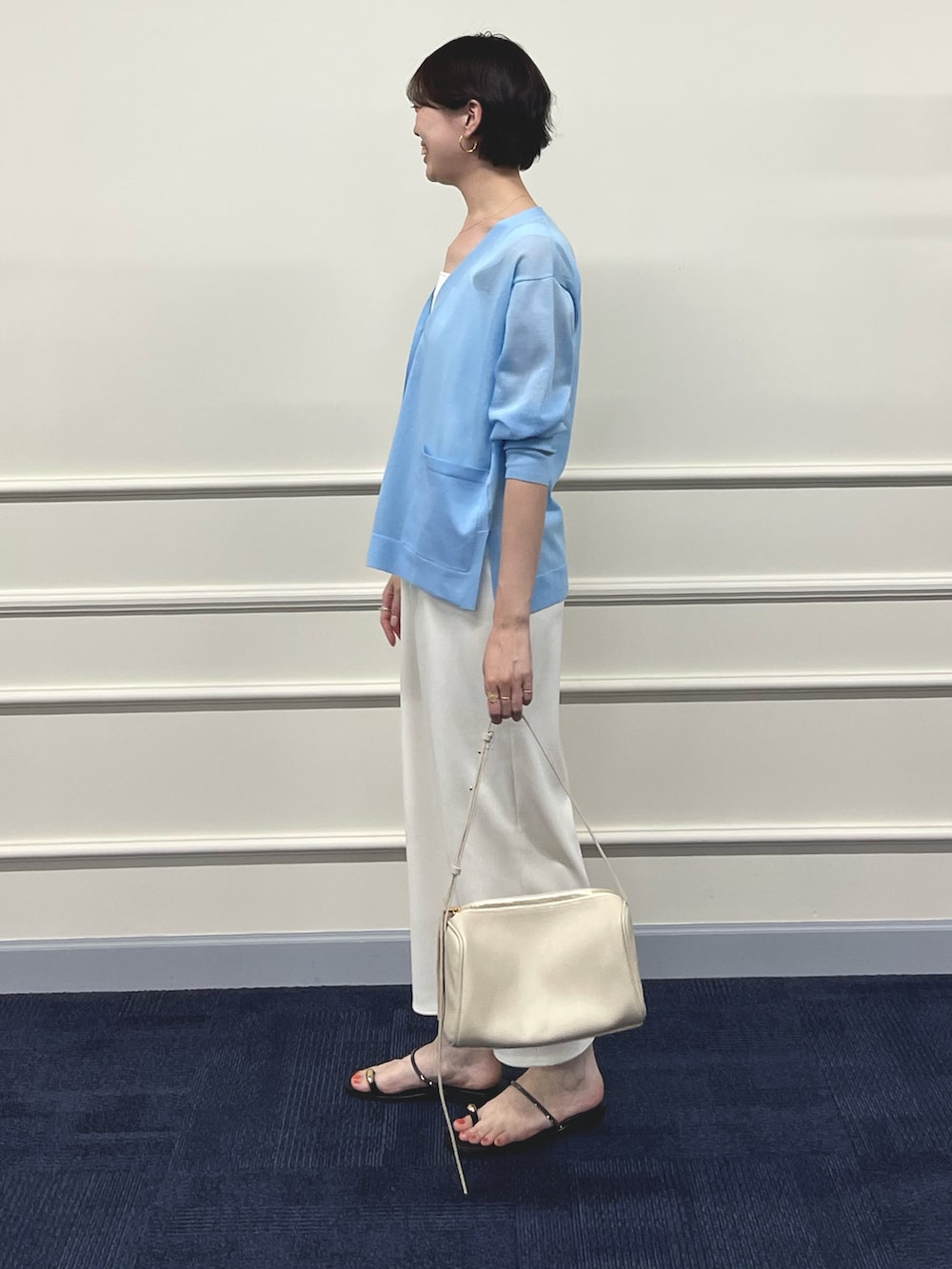 ブルー系のカーディガン/ボレロ、ホワイト系のキャミソール、ホワイト系のショルダーバッグを着用したレディースの夏コーディネートの2枚目の写真