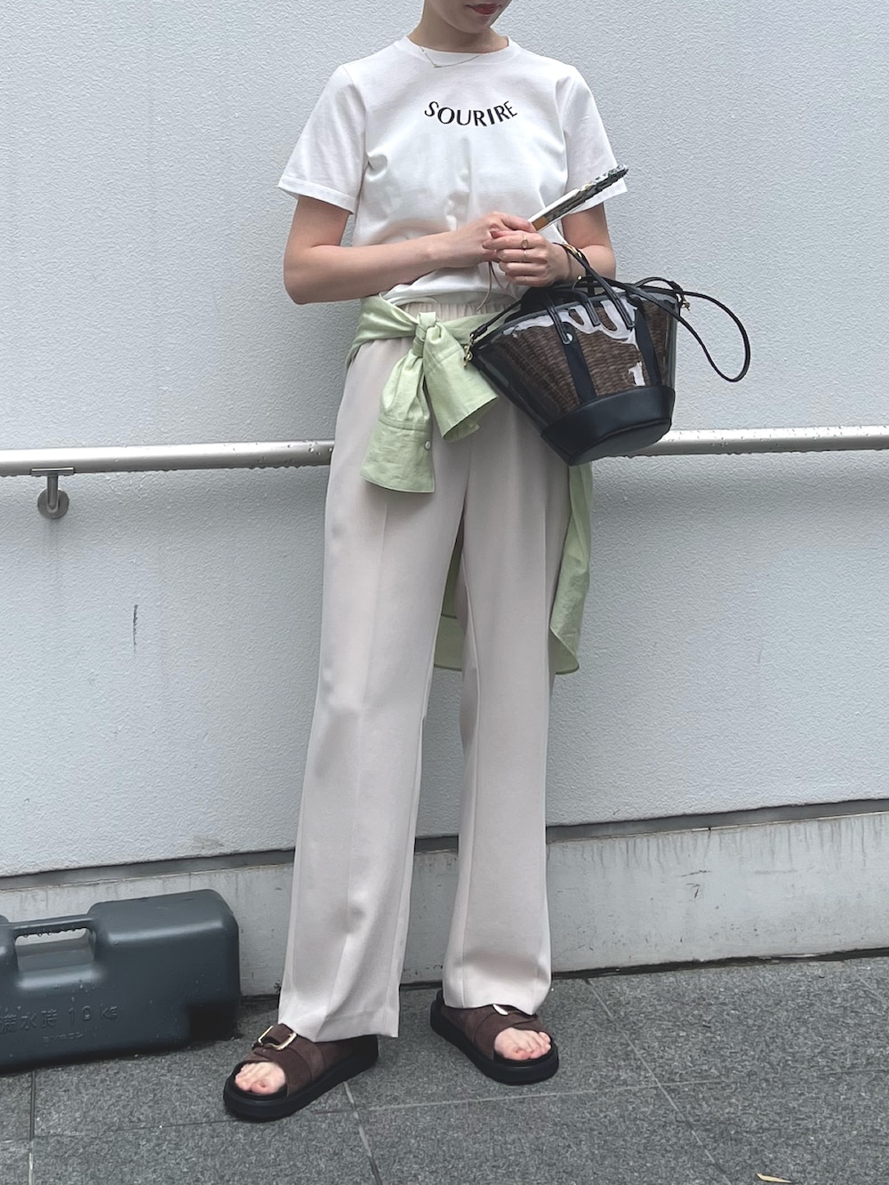 「シンプル、シンプルコーデ、大人カジュアル、きれいめカジュアル、キレイめ、オフィスカジュアル、Tシャツ、白Tシャツ、夏コーデ、お出かけコーデ、シャツ/ブラウス、骨格ウェーブ」｜「NOLLEY’S Sophiのウォッシャブルセミフレアイージーパンツ（その他パンツ、ベージュ系）」を使った、nol sachiさん（骨格ウェーブ・レディース・164cm）の夏コーディネートの4枚目の写真