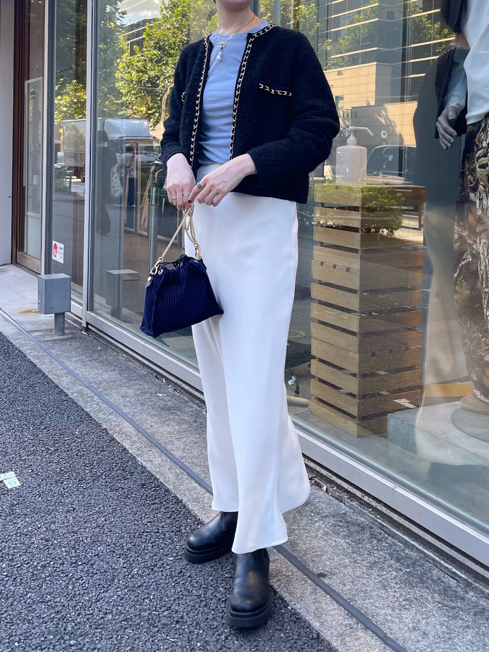「シンプル、シンプルコーデ、きれいめカジュアル、キレイめ、カーディガン、お出かけコーデ、オトナカジュアル、ジャケット、ナロースカート、大人女子、秋冬コーデ、スカート、骨格ウェーブ」|「NOLLEY’S SophiのシアーフライスロンT(Tシャツ/カットソー、ブルー系)」を使った、nol sachiさん(レディース・164cm)の秋コーディネートの5枚目の写真
