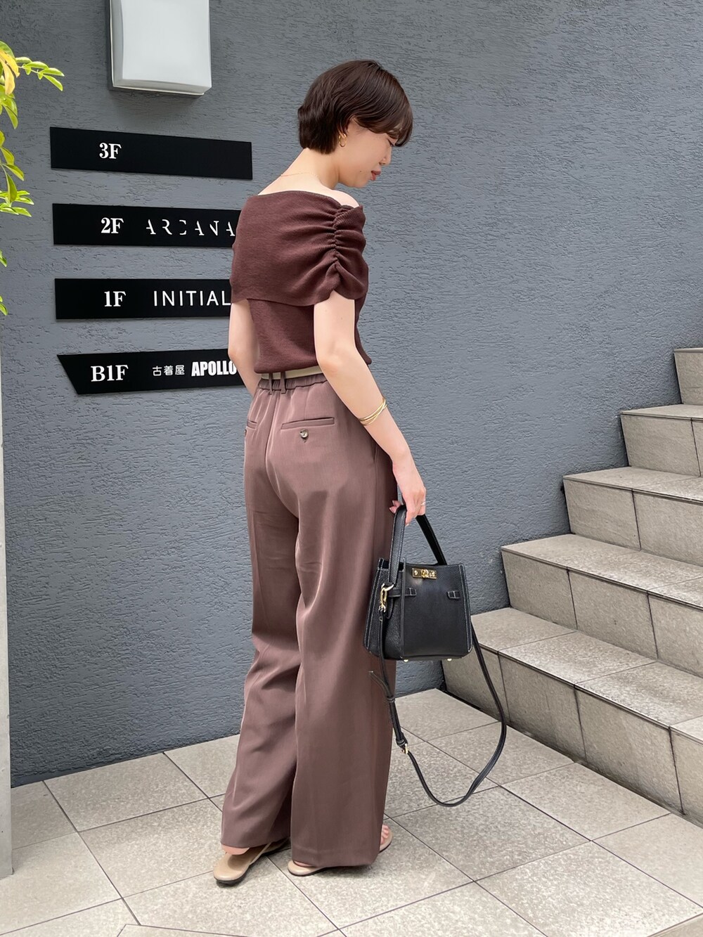 ブラウン系のニット/セーター、ブラウン系のその他パンツ、ベージュ系のベルトを着用したレディースの夏コーディネートの2枚目の写真