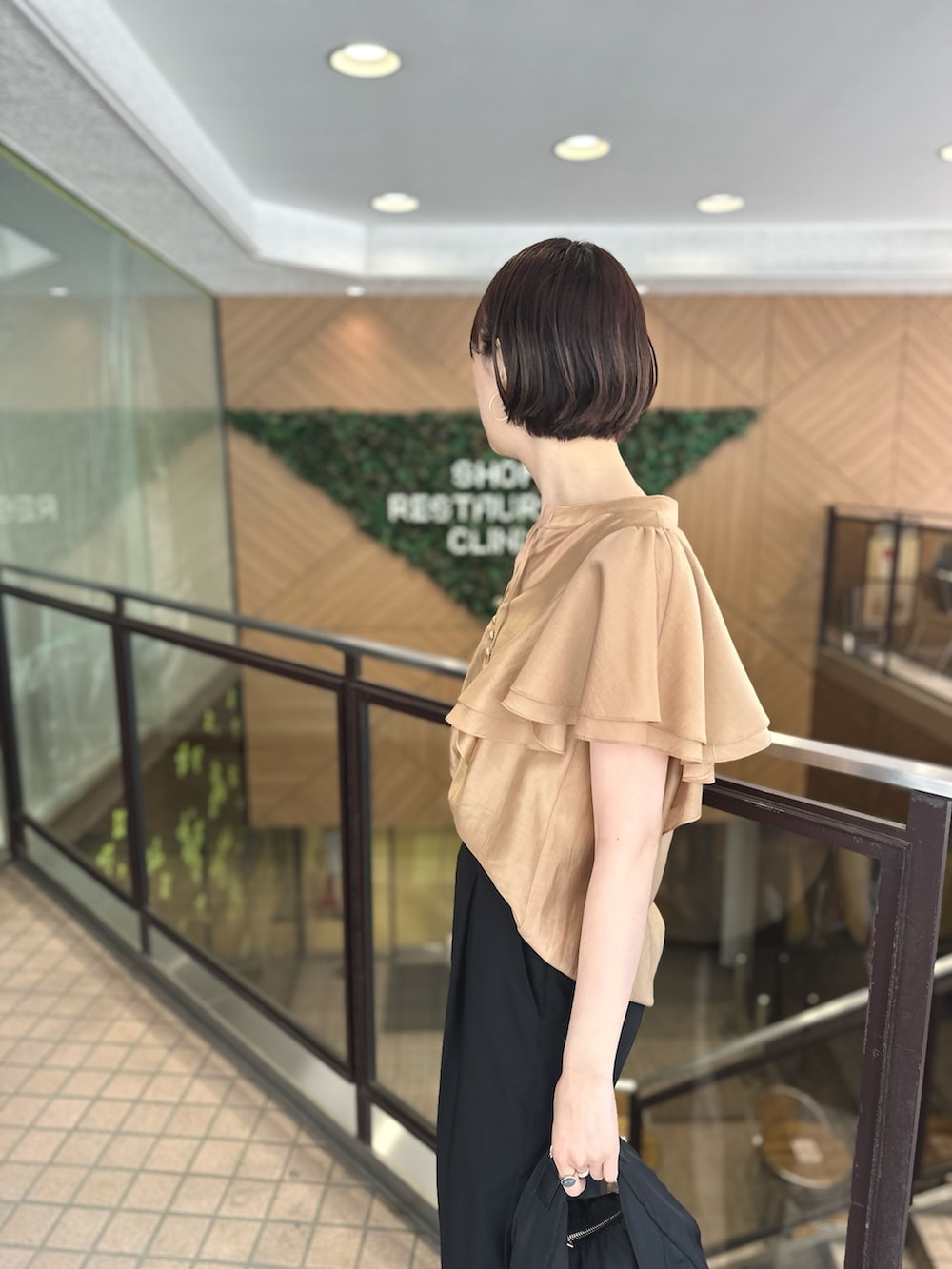 イエロー系のシャツ/ブラウス、ブラック系のその他パンツを着用したレディースの春コーディネートの4枚目の写真