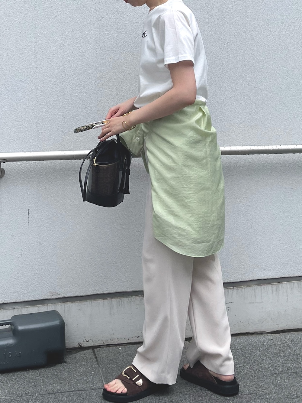 「シンプル、シンプルコーデ、大人カジュアル、きれいめカジュアル、キレイめ、オフィスカジュアル、Tシャツ、白Tシャツ、夏コーデ、お出かけコーデ、シャツ/ブラウス、骨格ウェーブ」｜「NOLLEY’S Sophiのウォッシャブルセミフレアイージーパンツ（その他パンツ、ベージュ系）」を使った、nol sachiさん（骨格ウェーブ・レディース・164cm）の夏コーディネートの3枚目の写真